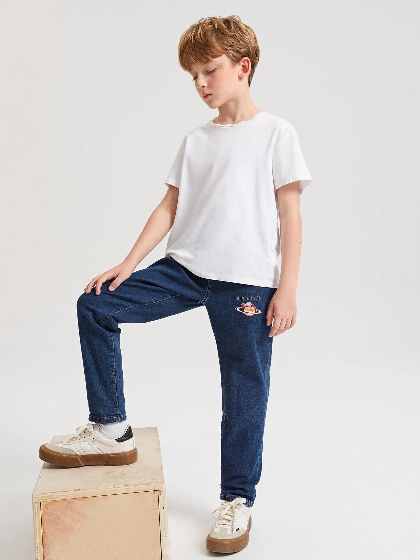 Boys Letter & Figure Graphic Elastic Waist Tapered Jeans