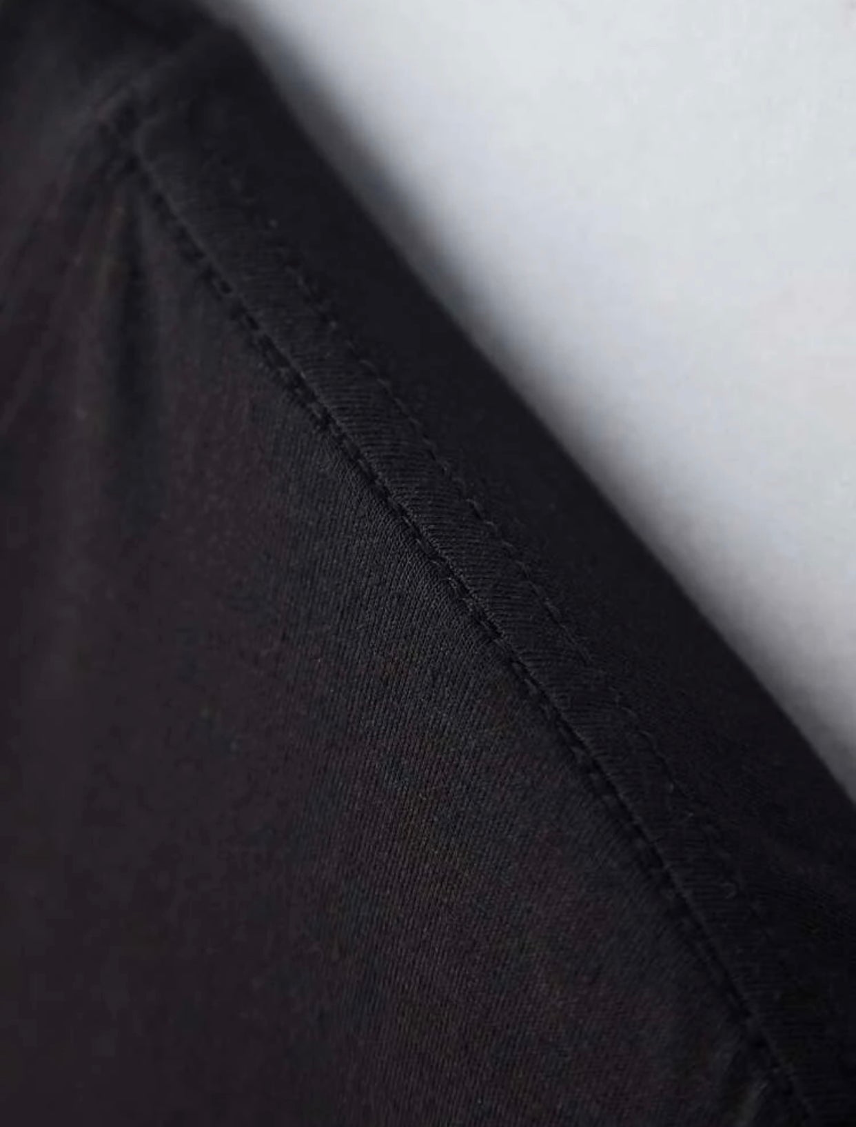 Black men’s graphic curved hem tee without necklace