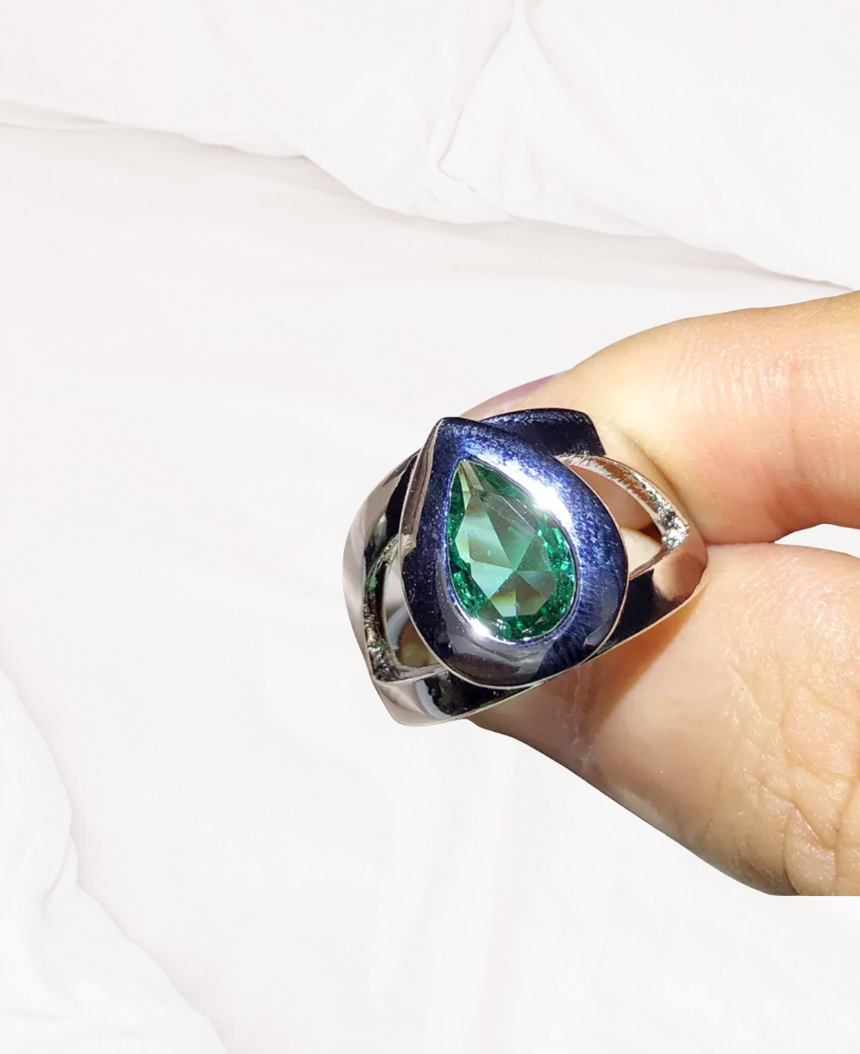 Classic Charm High Quality Big Tear Drop Green Crystal Ring. Size 8.