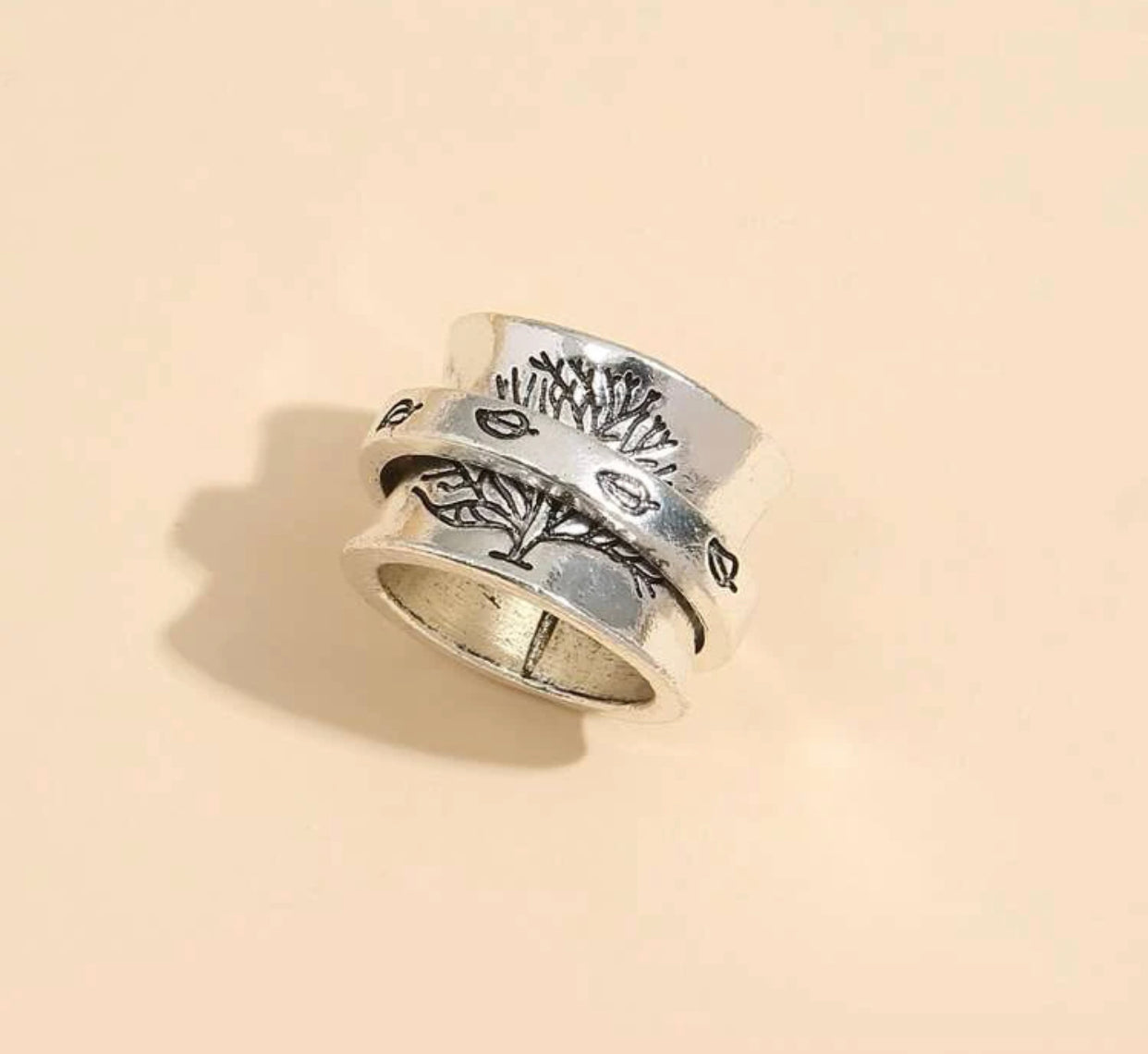 Leaf pattern metal engraved spinner ring.