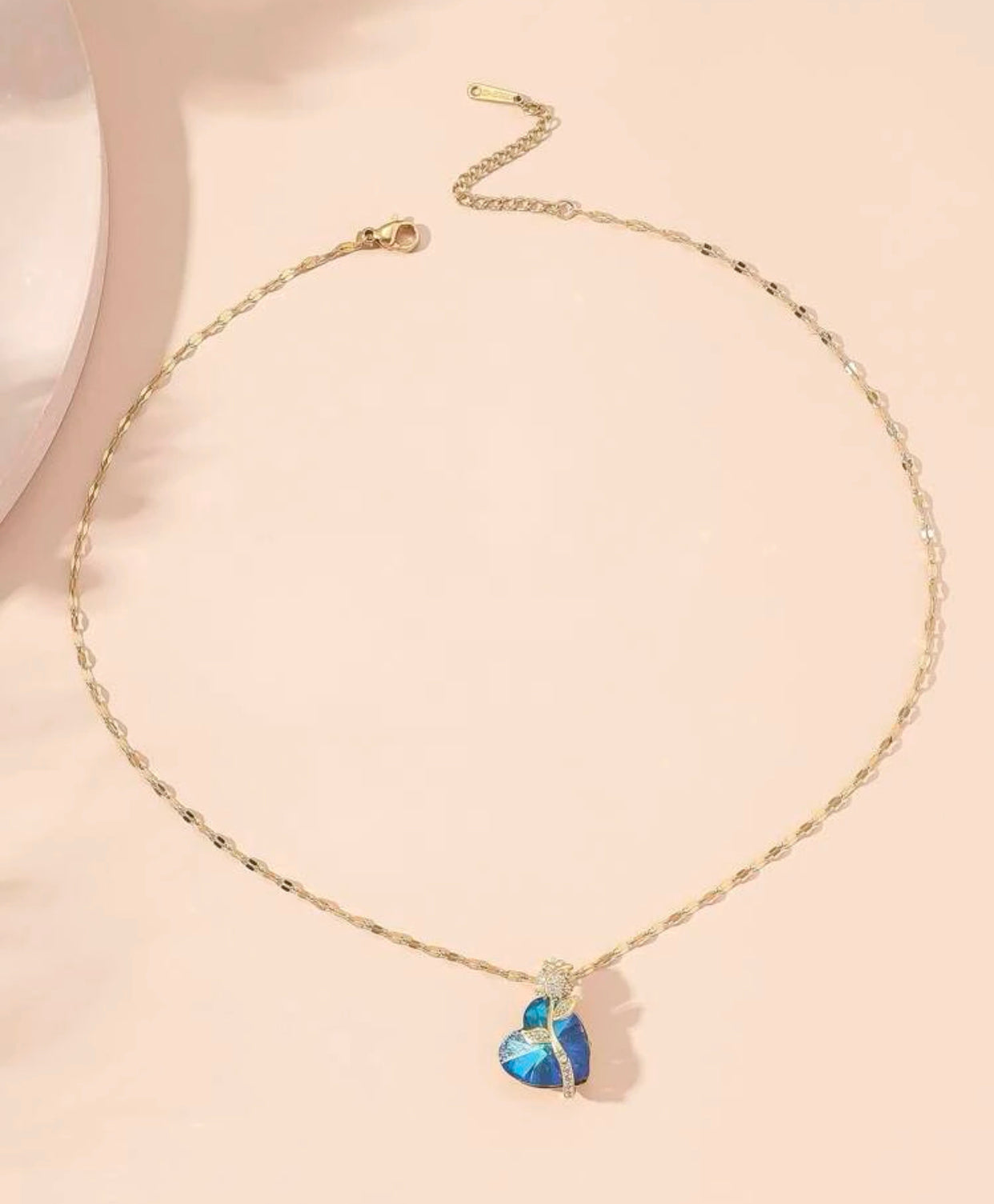 Flower detail zircon heart pendant necklace