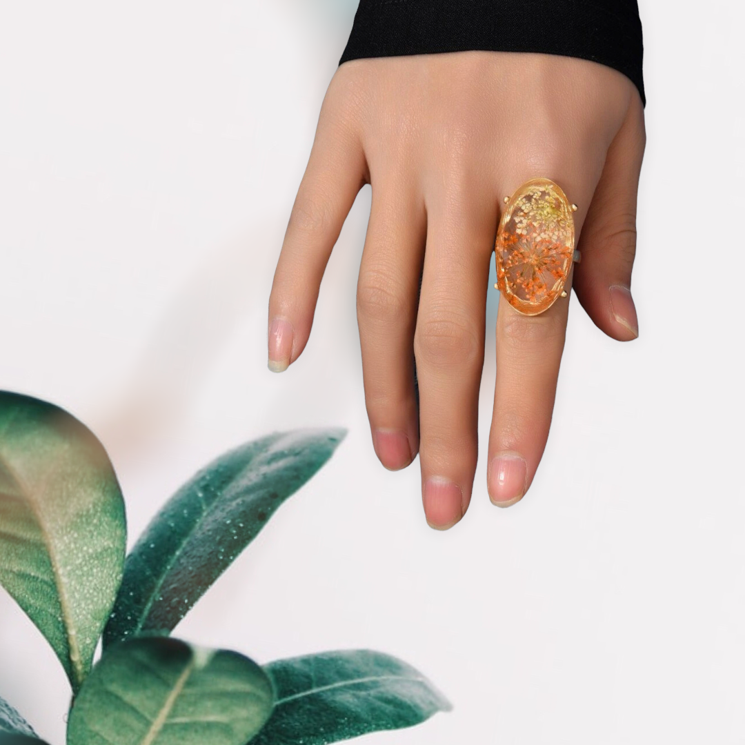 Flower detail oval decor ring. Size 8.