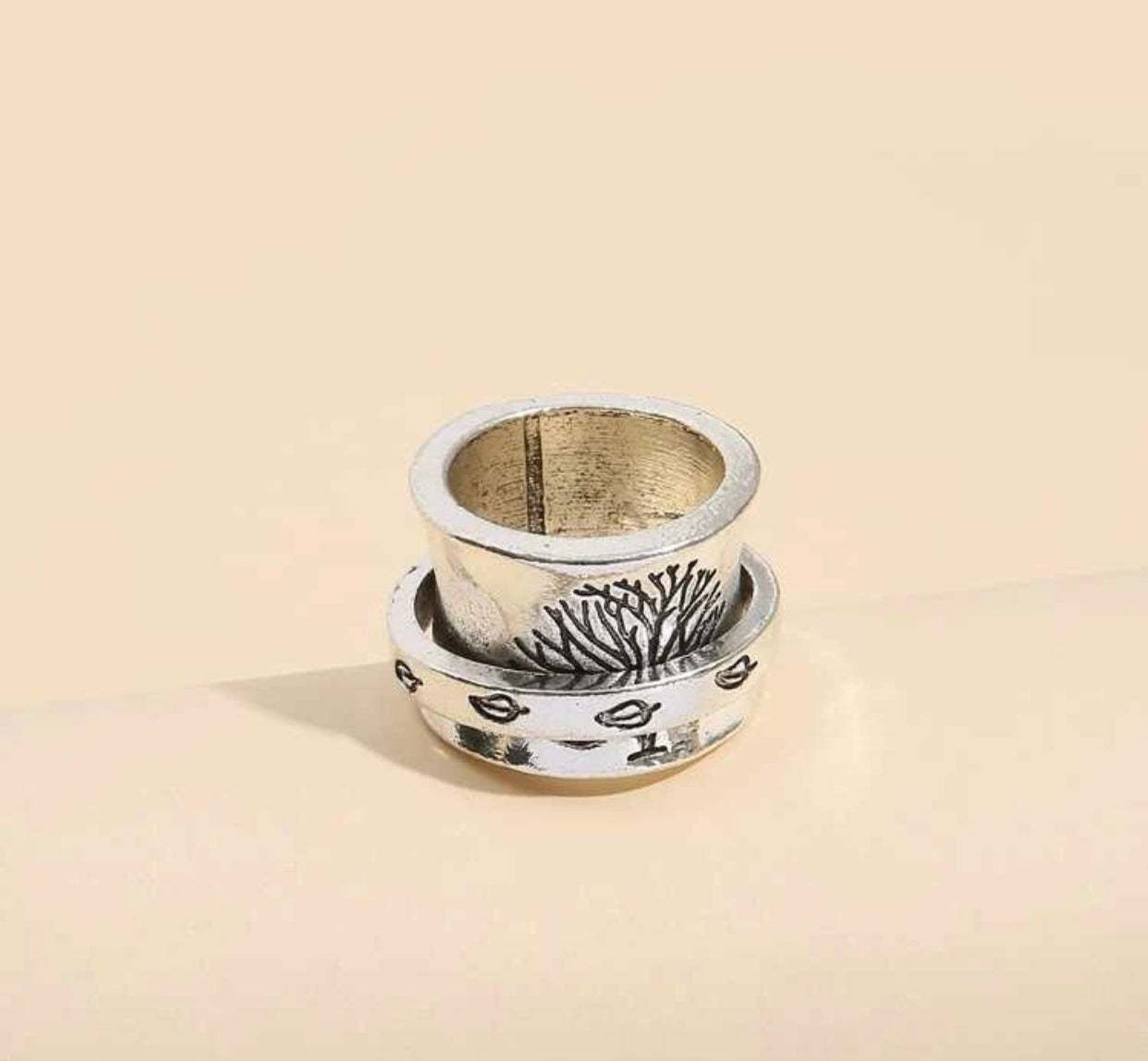 Leaf pattern metal engraved spinner ring.