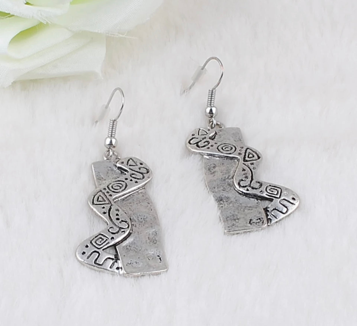 The latest fashion retro palace carved earrings