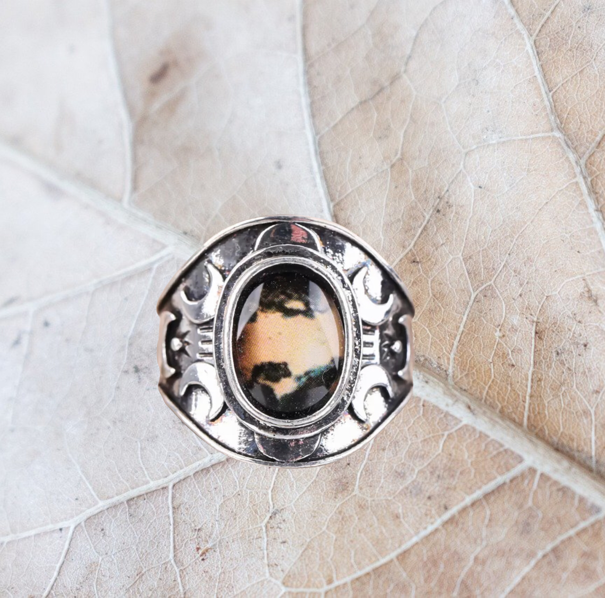 Retro and unique statement ring. Size 8.