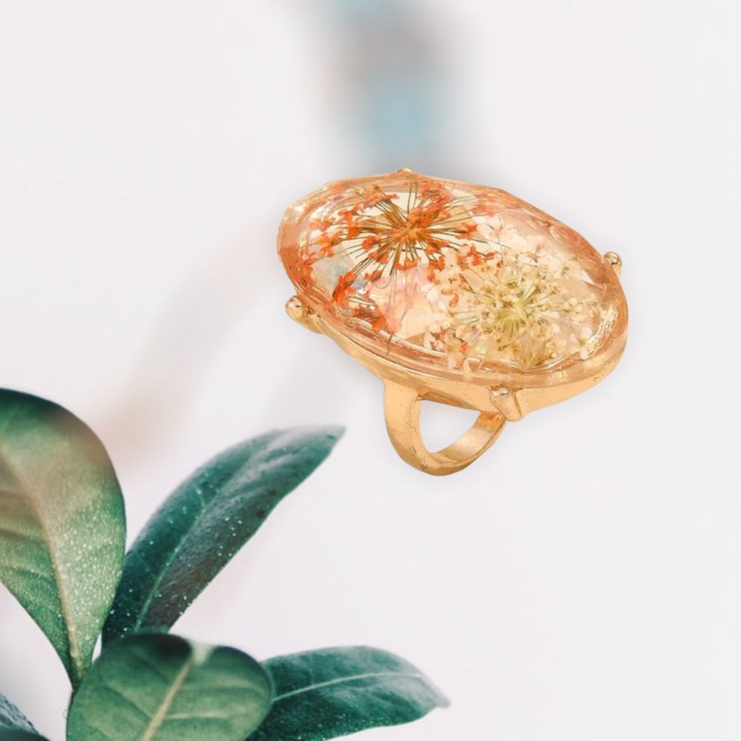 Flower detail oval decor ring. Size 8.