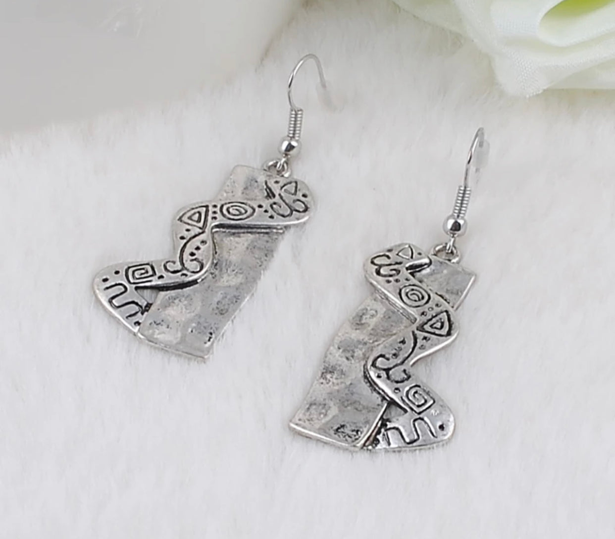 The latest fashion retro palace carved earrings