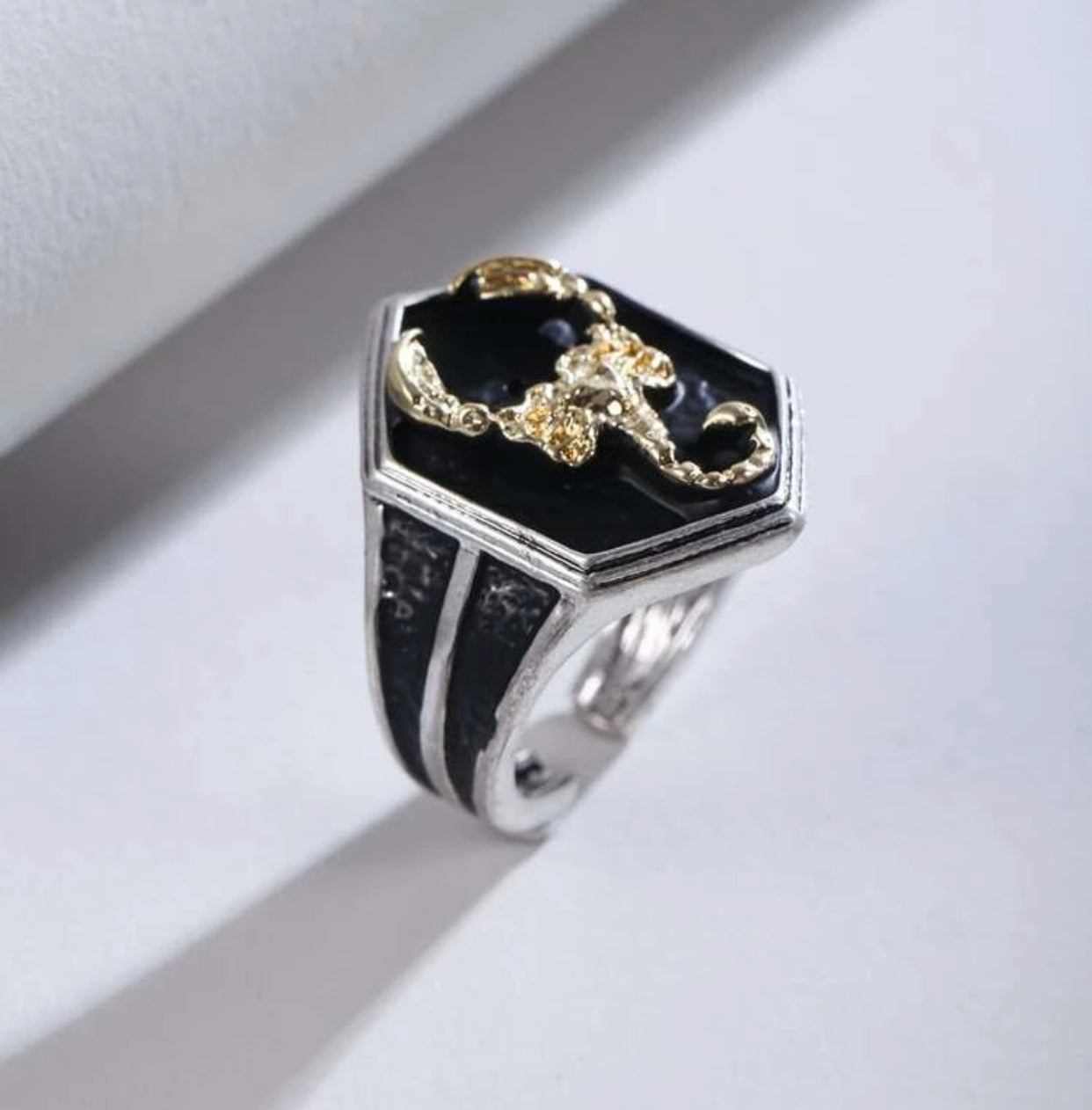 Men’s scorpion design statement ring. Size 9.