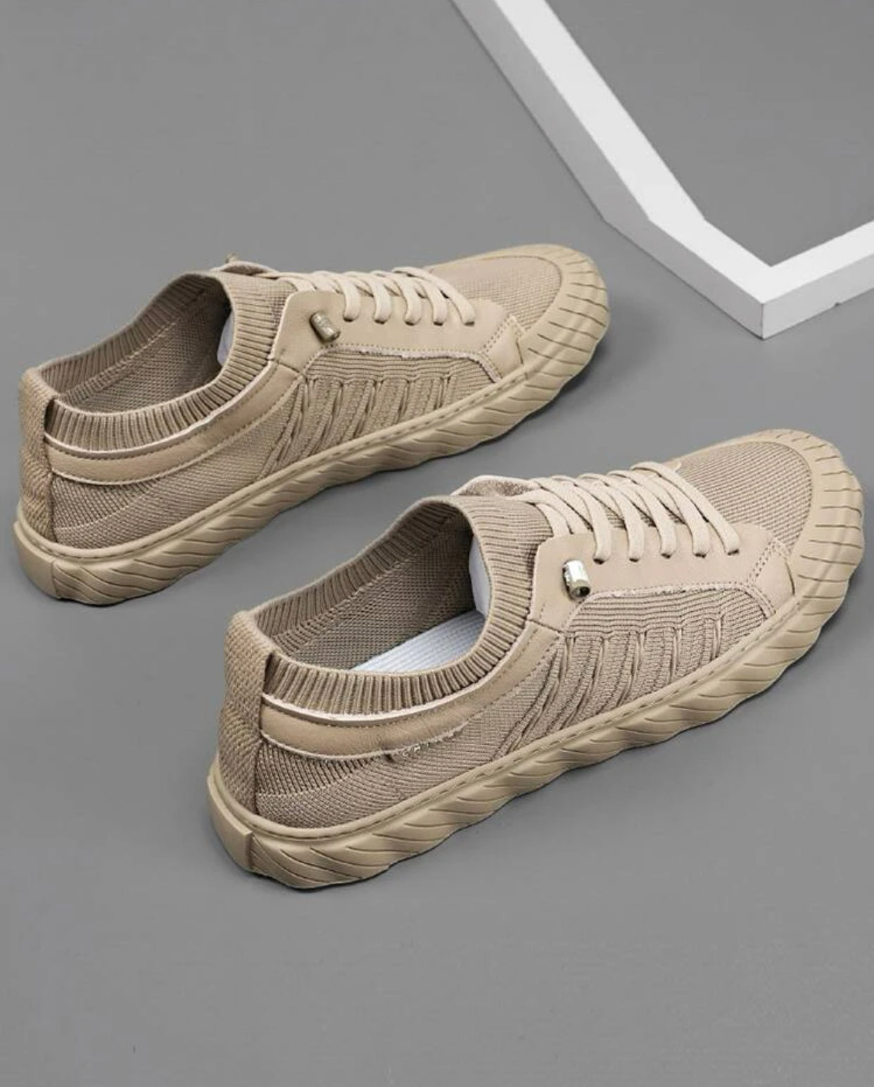 Men’s lace-up front skate shoes