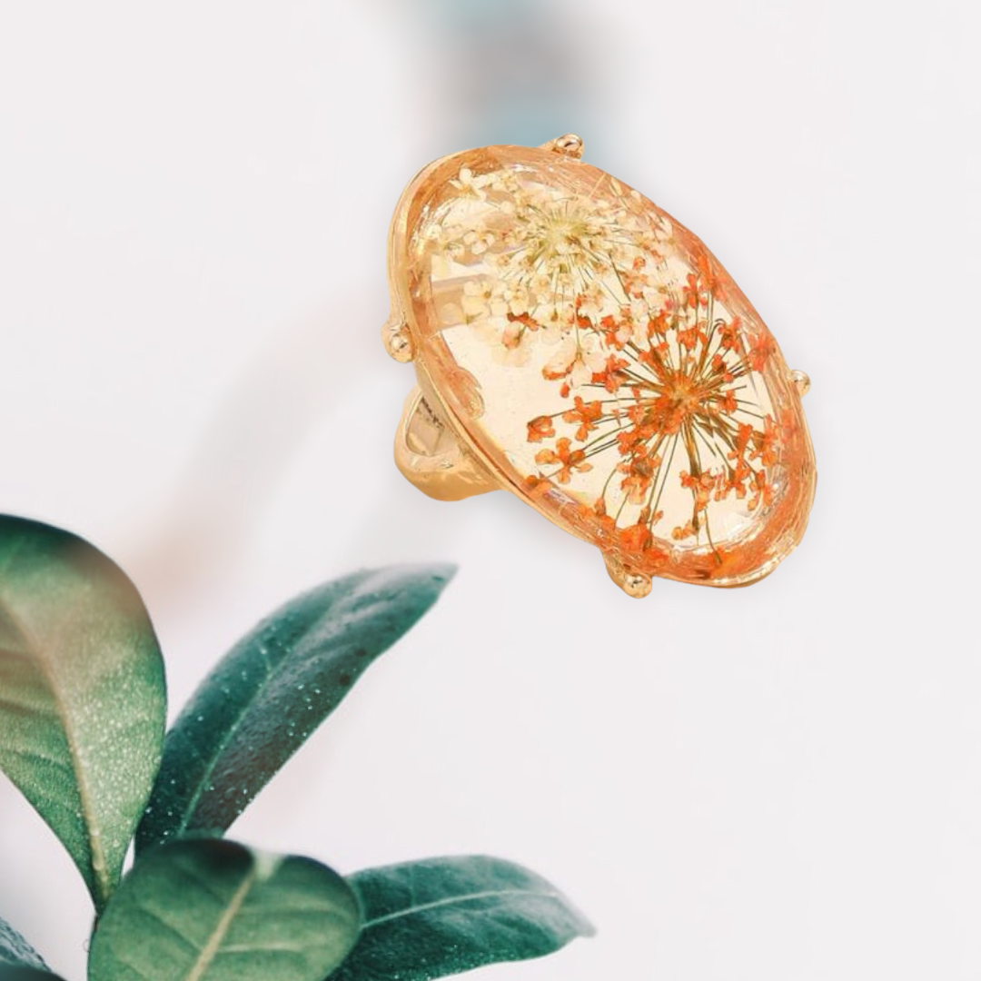Flower detail oval decor ring. Size 8.