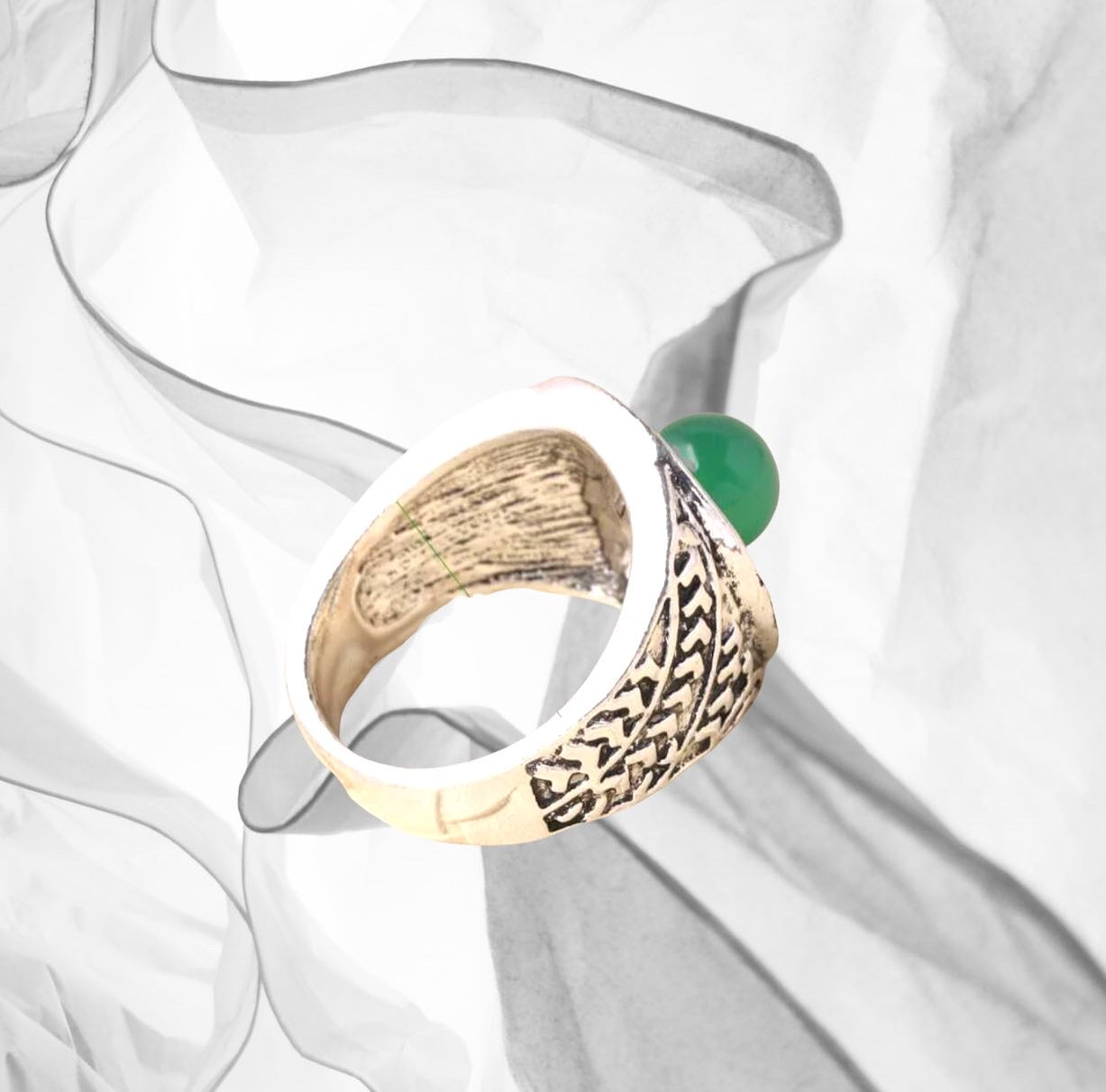 Green stone decor textured metal ring. Size 9.