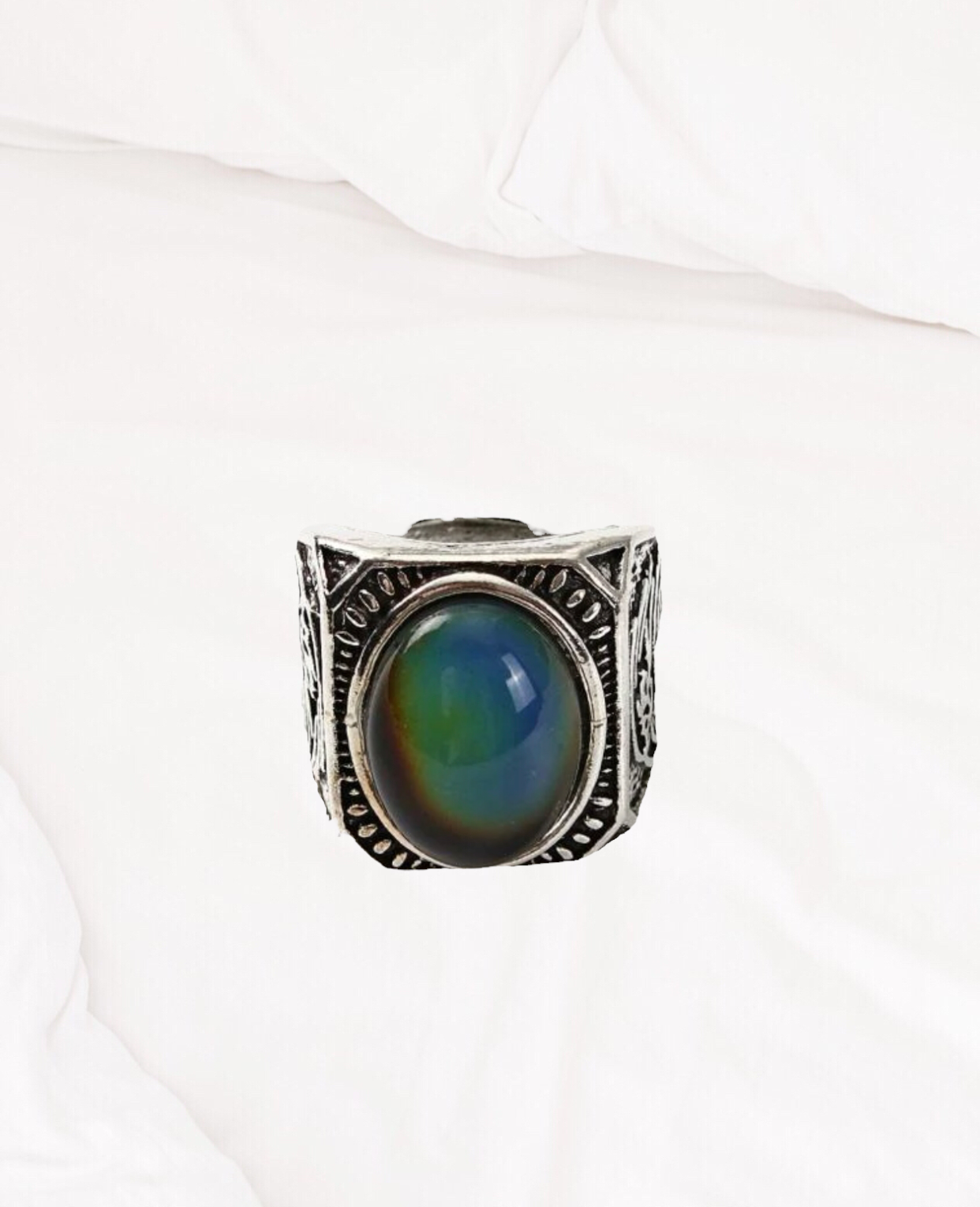 Men’s oval decor textured metal ring. Size 8.