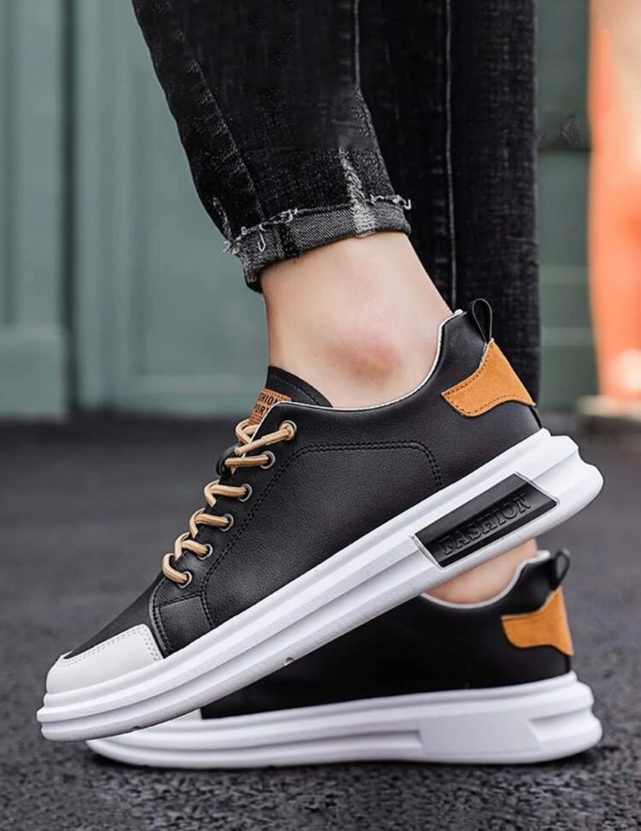 Men Letter Patch Decor Lace-up Front Skate Shoes