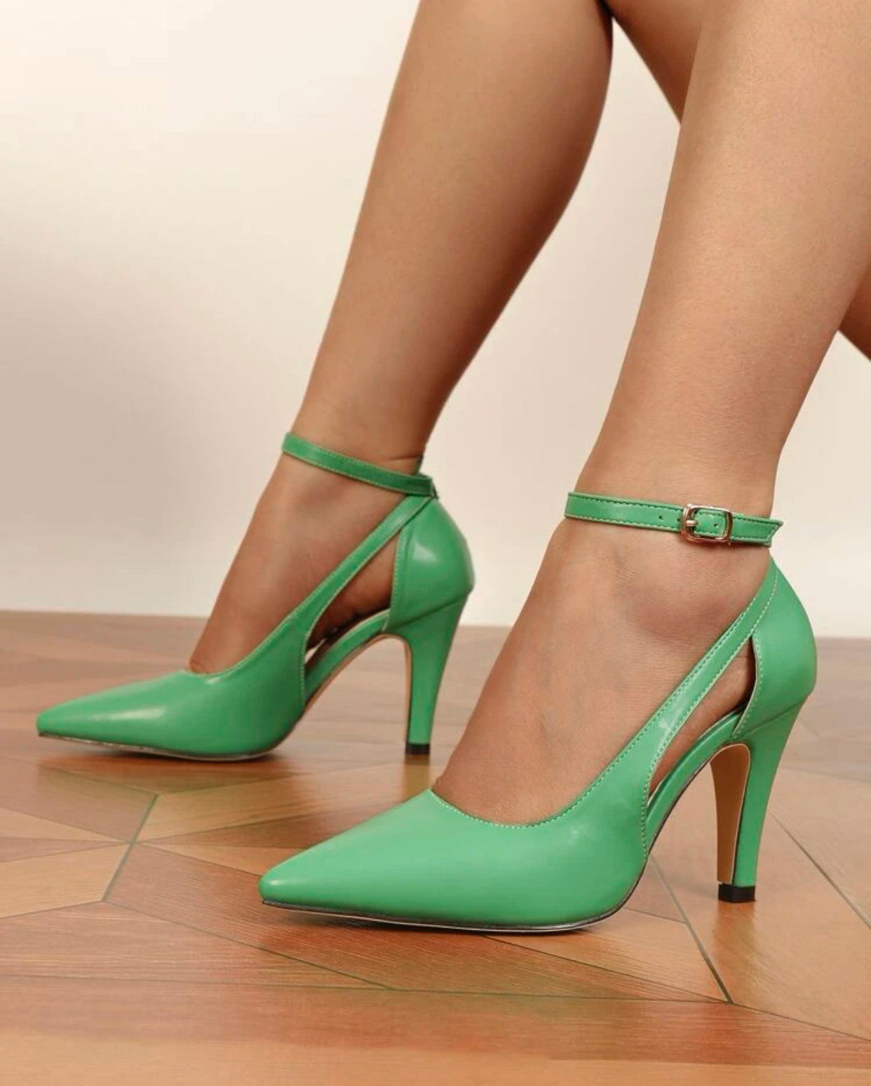 Point toe come heeled ankle strap pumps