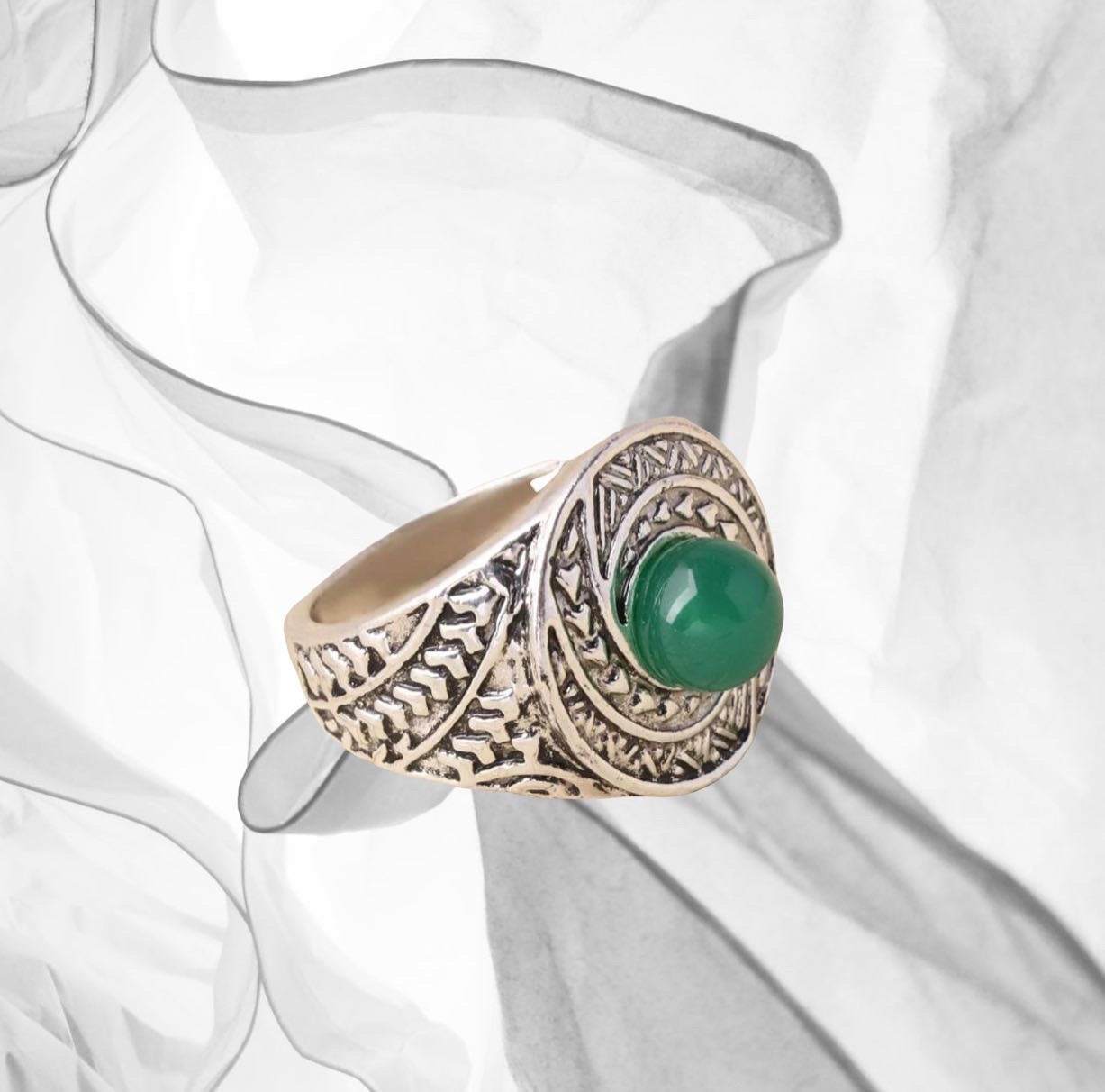 Green stone decor textured metal ring. Size 9.