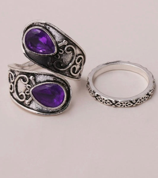 Stunning pear shaped 2pc rhinestone decor textured rings. Size 8.