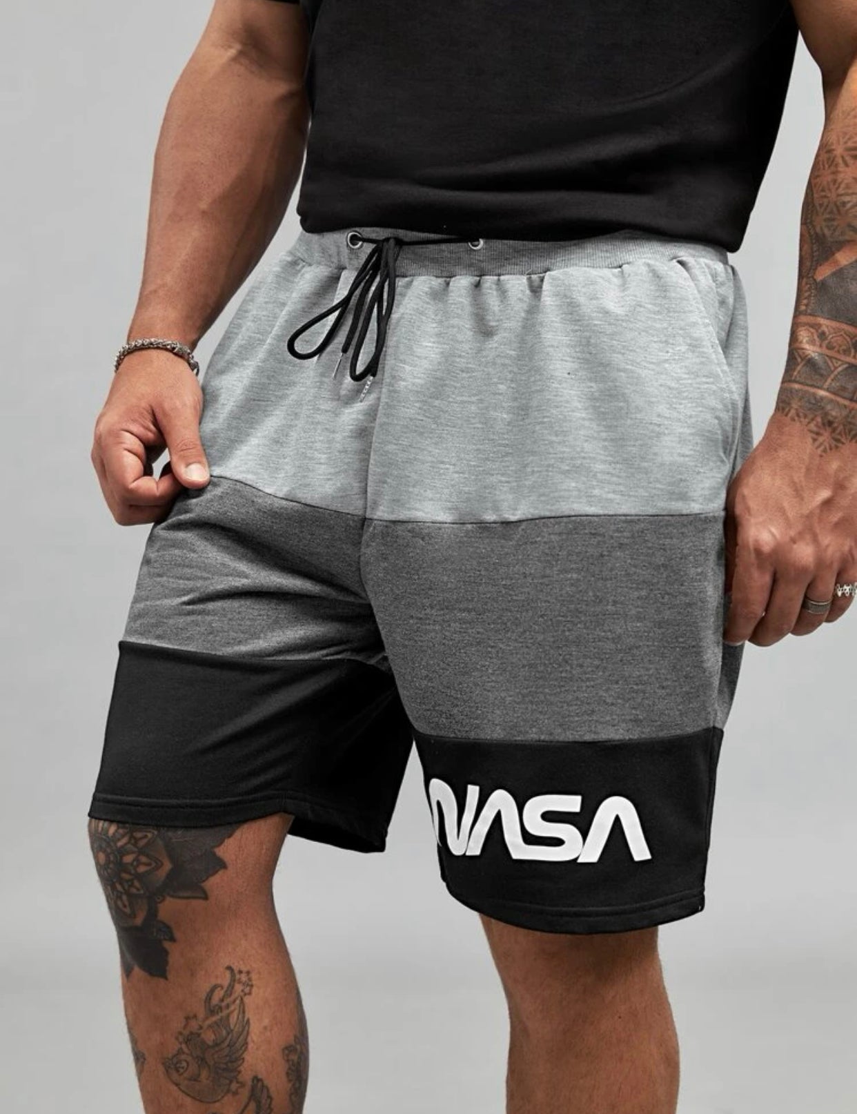 Men’s extended colorblock letter graphic grommet drawstring waist shorts