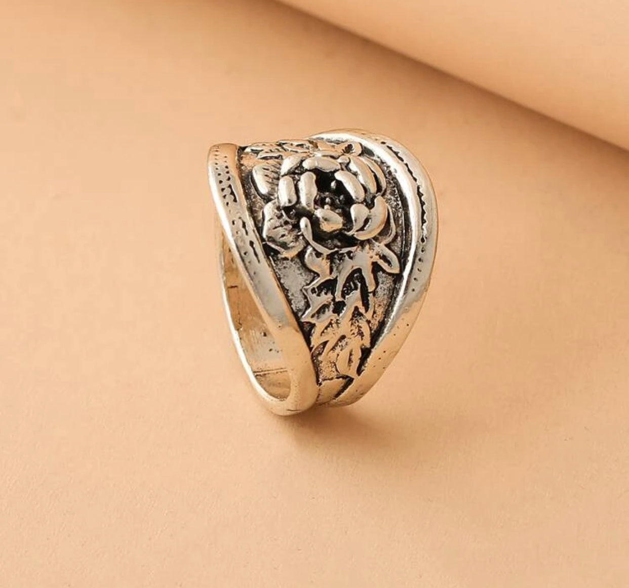 Flower engraved silver ring. Size 8. - Christina’s unique boutique LLC