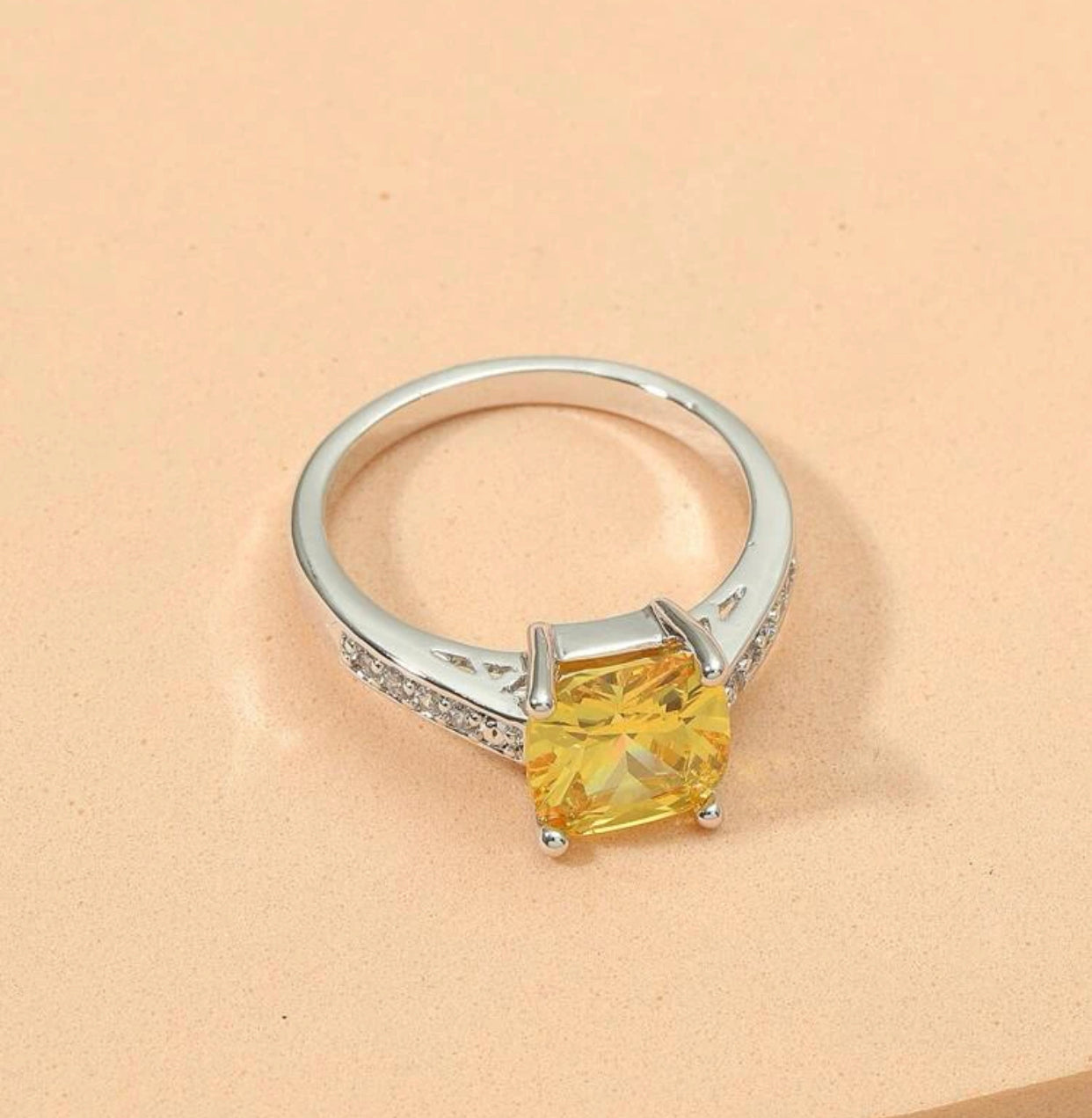 Yellow zircon decor ring. Size 8.