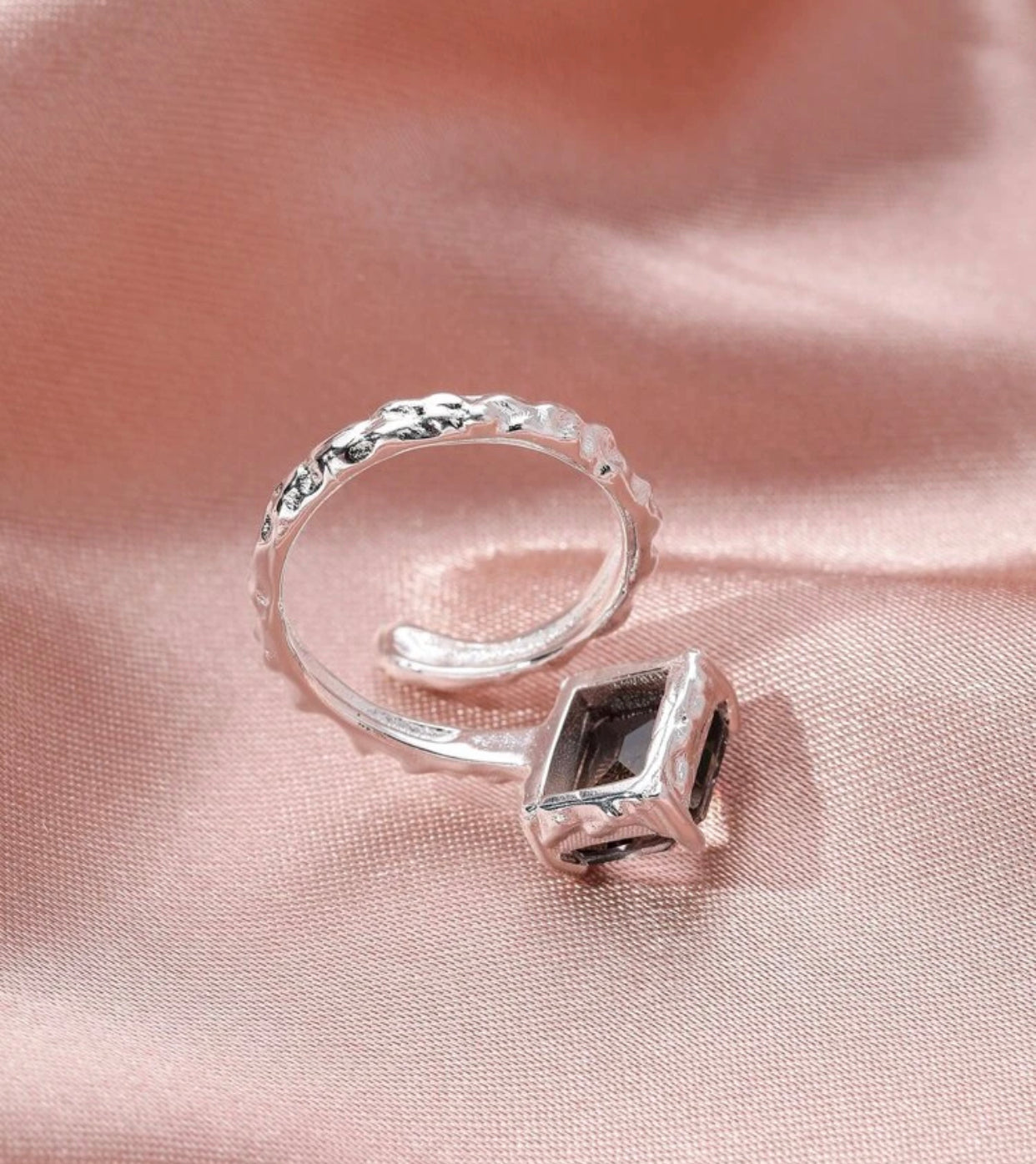 Stunning zircon decor ring. Size 8.