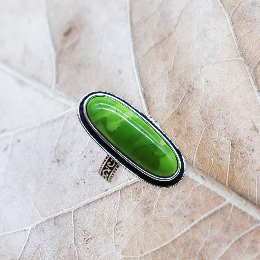 Green oval decor ring.