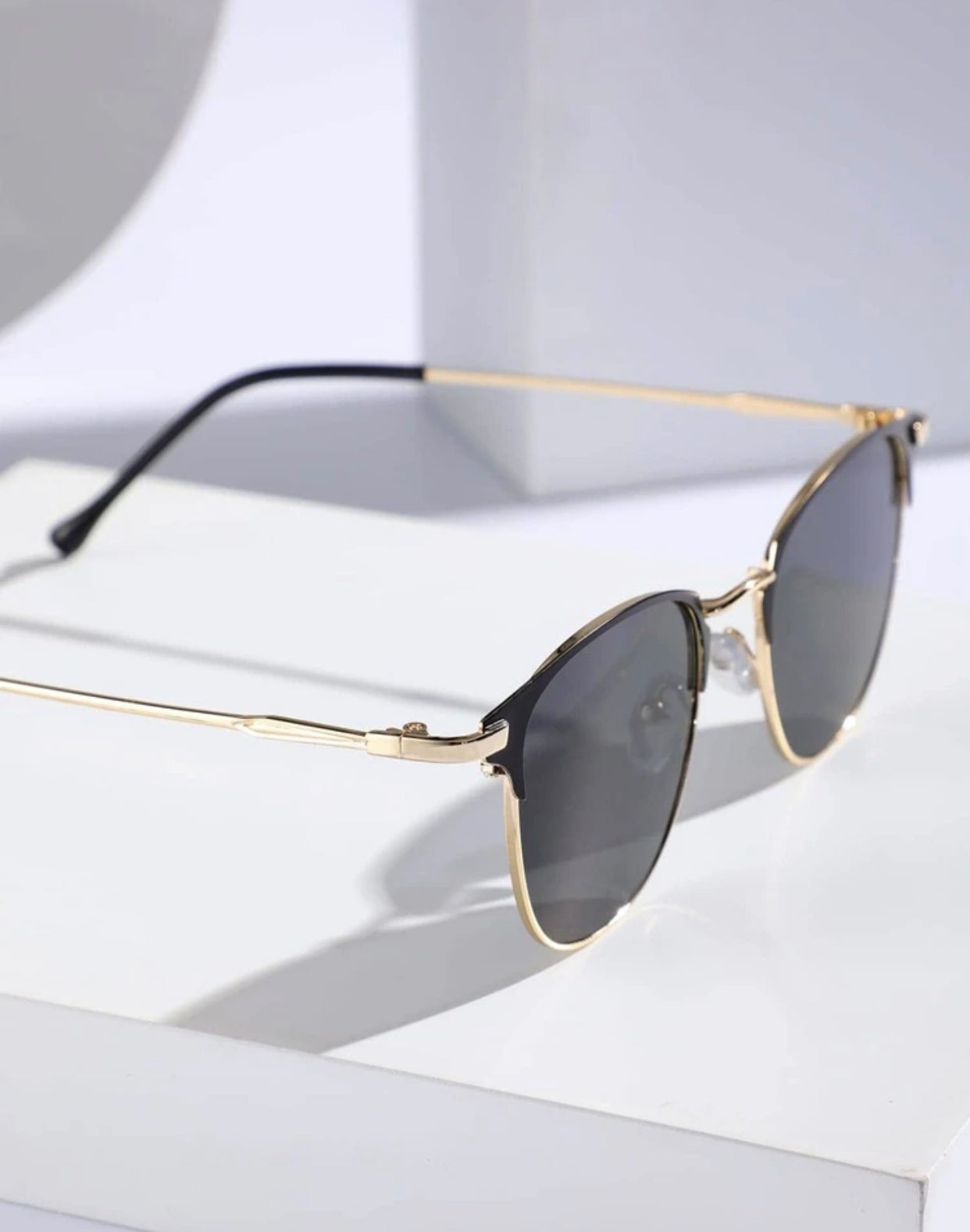 Unisex minimalist fashion glasses