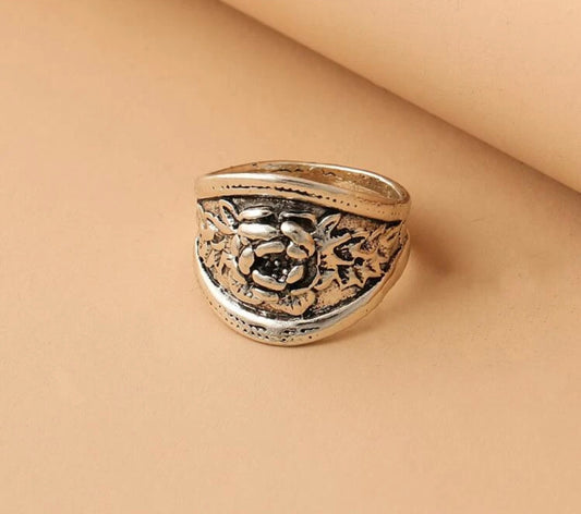 Flower engraved silver ring. Size 8. - Christina’s unique boutique LLC