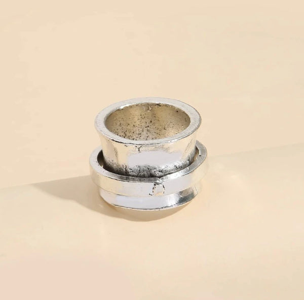 Leaf pattern metal engraved spinner ring.