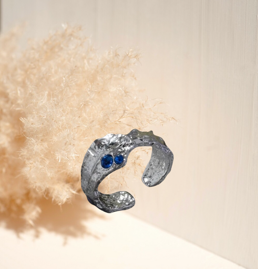 Zircon cuff ring. (Adjustable in size)