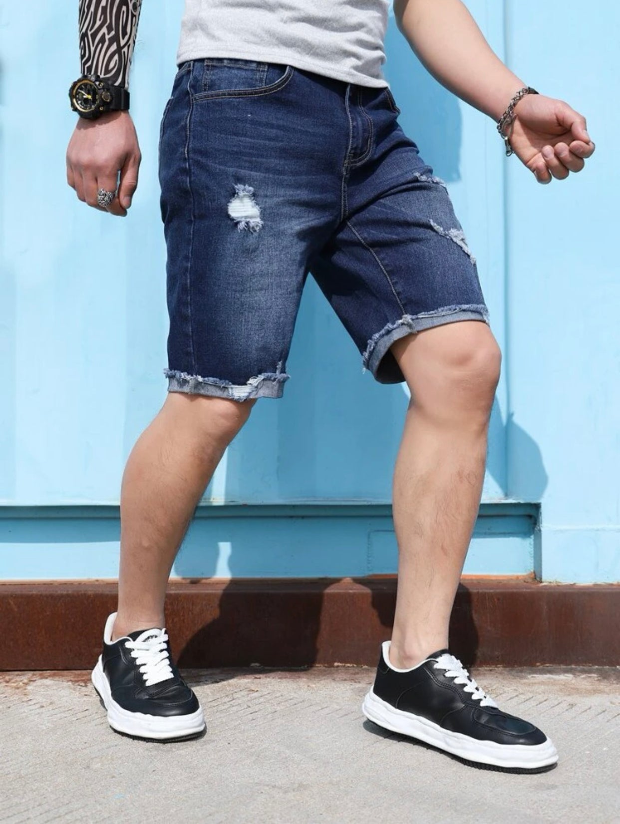 Men’s ripped frayed trim bleach wash denim shorts