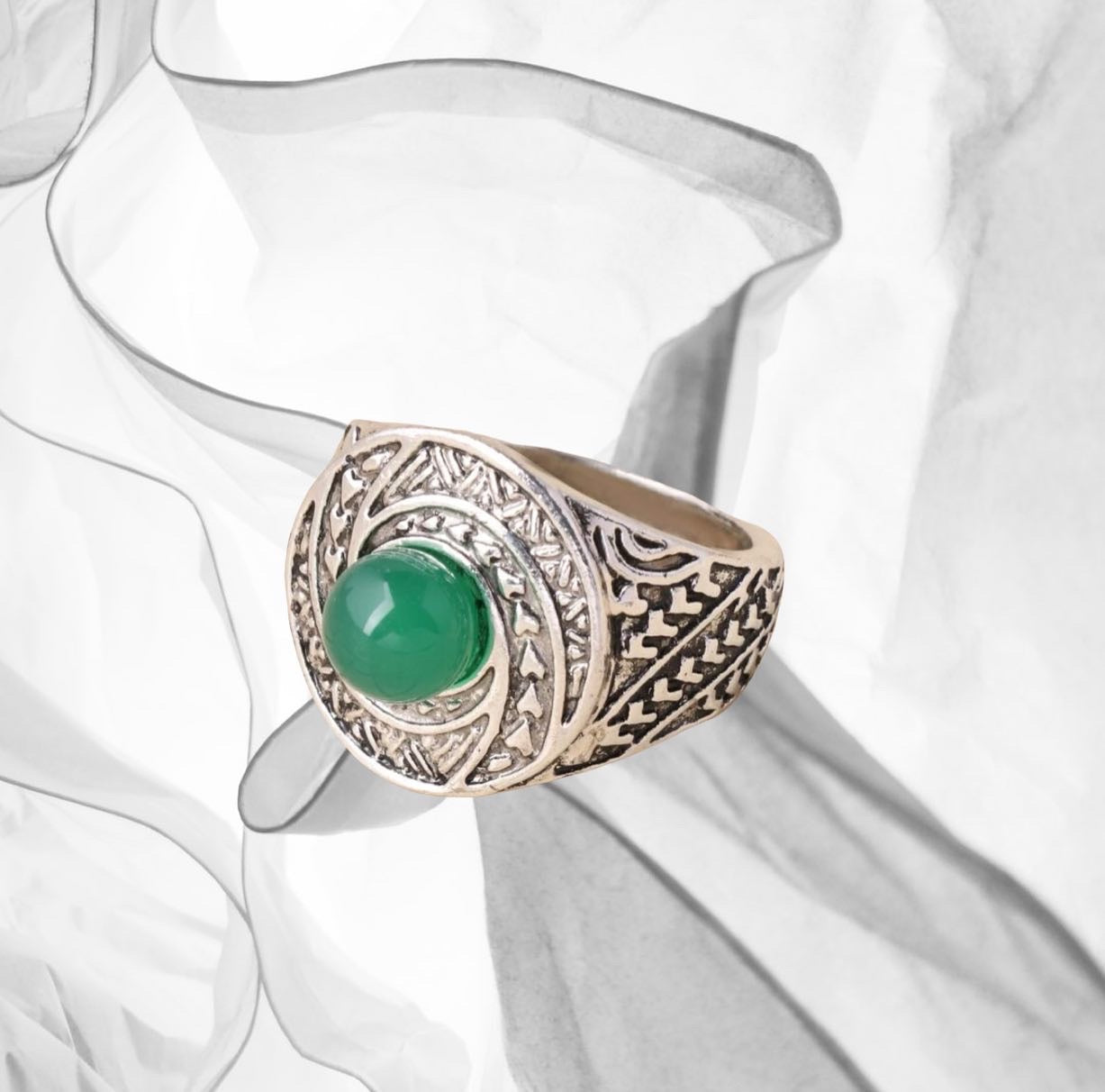 Green stone decor textured metal ring. Size 9.