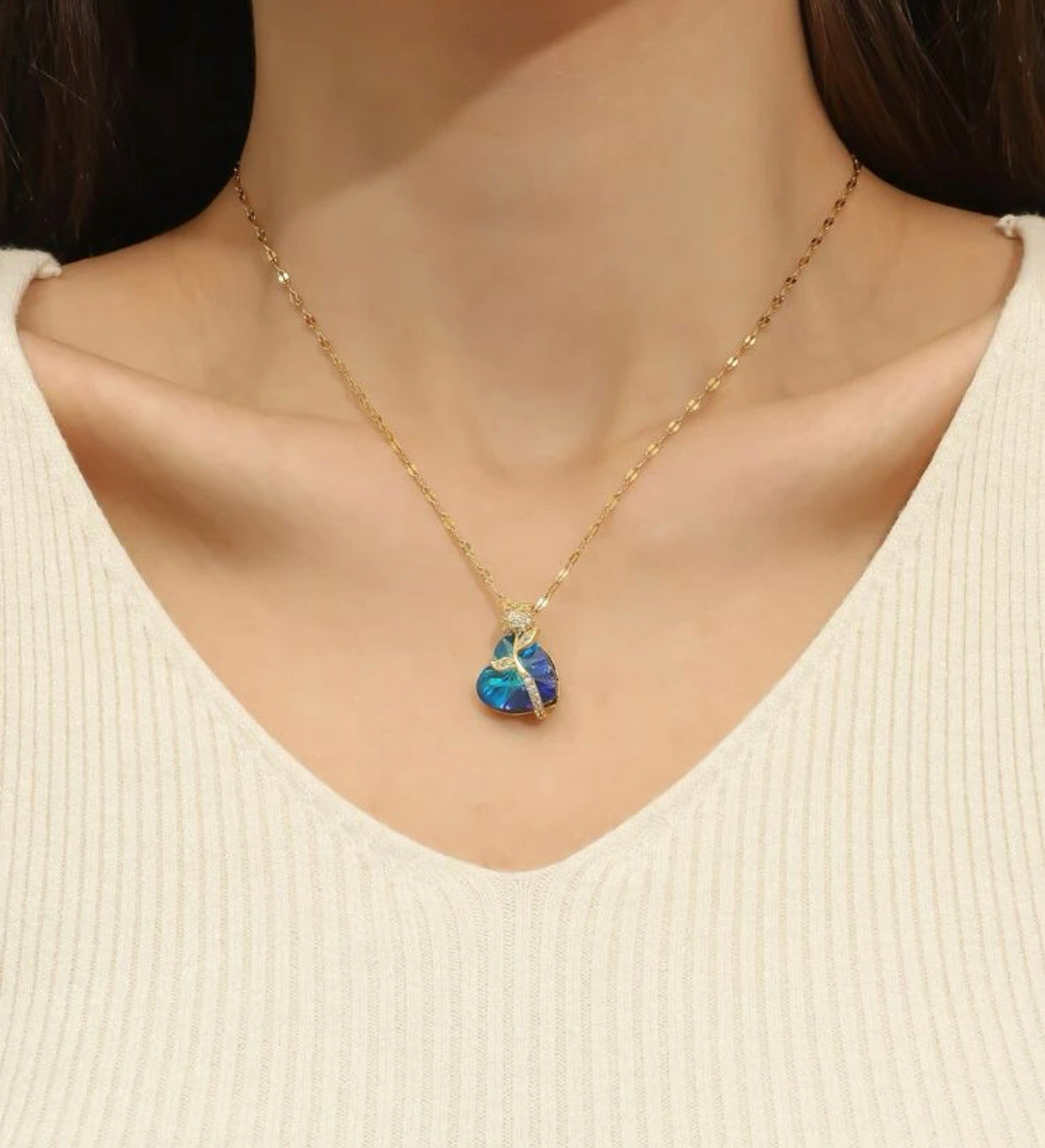 Flower detail zircon heart pendant necklace