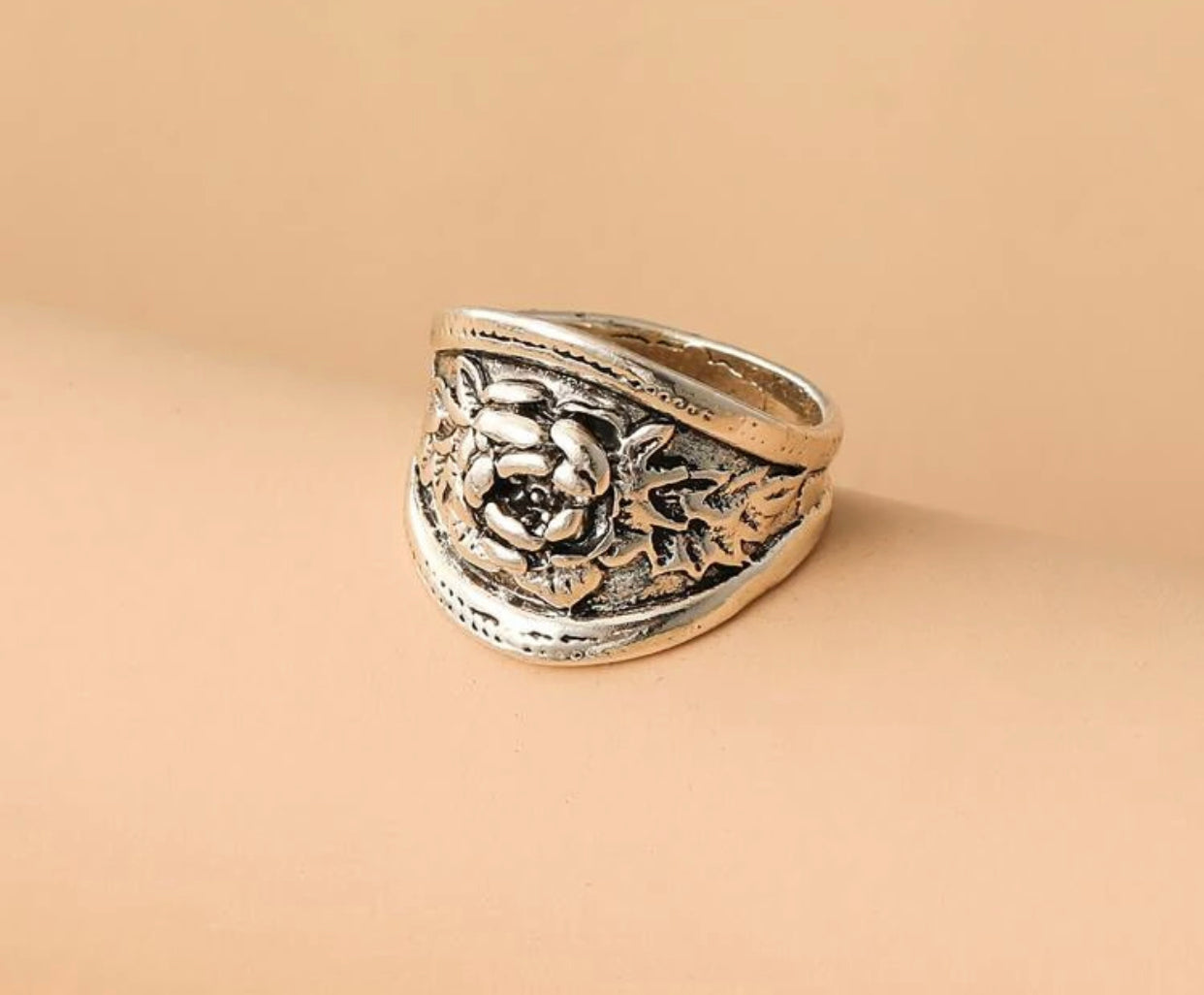 Flower engraved silver ring. Size 8. - Christina’s unique boutique LLC