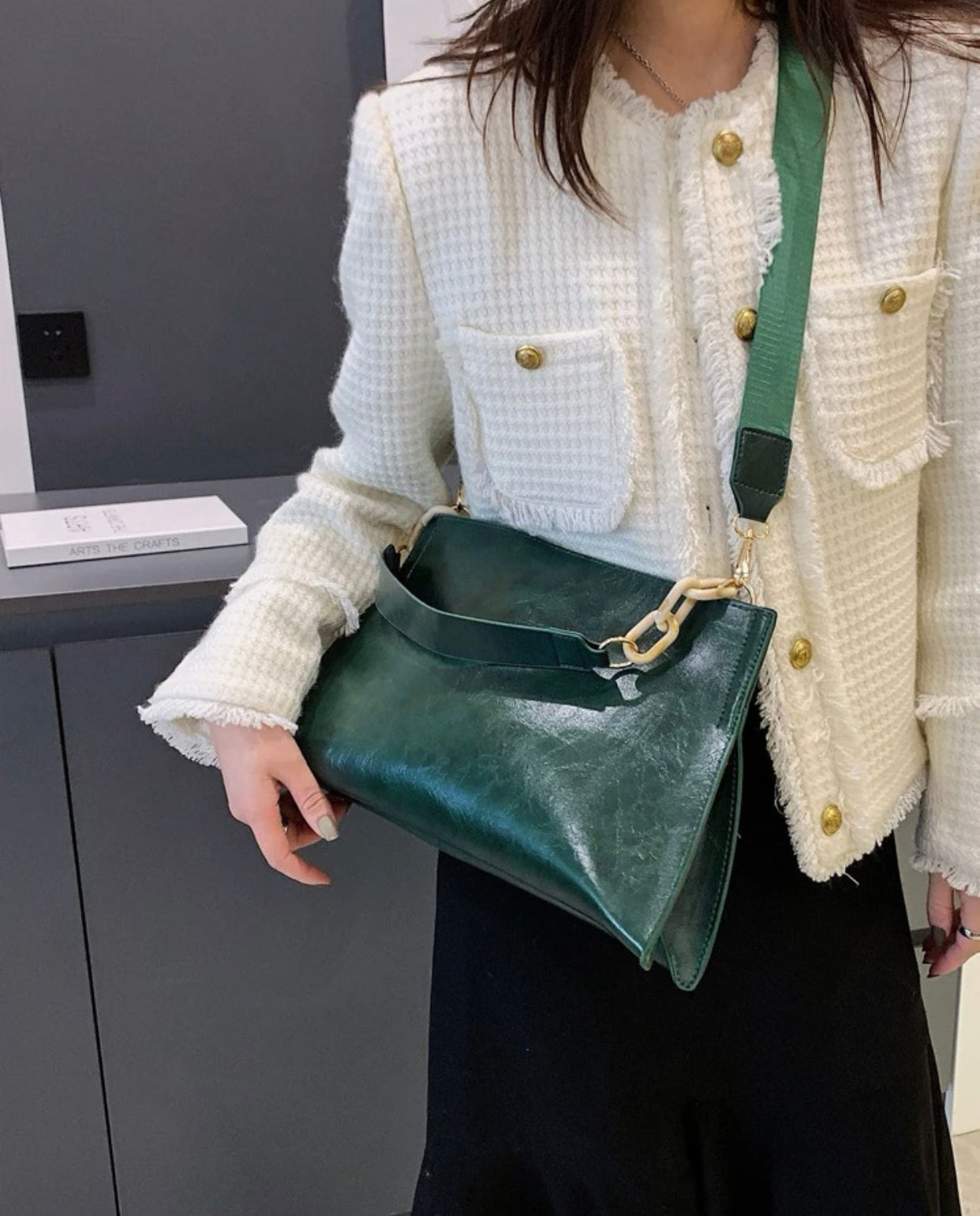 Green chain decor shoulder bag