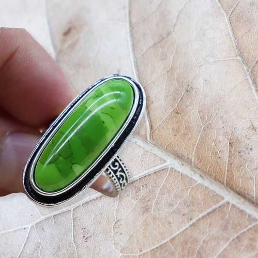 Green oval decor ring.