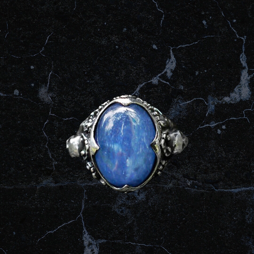 Men’s retro sapphire inspired skull ring. Size 11.