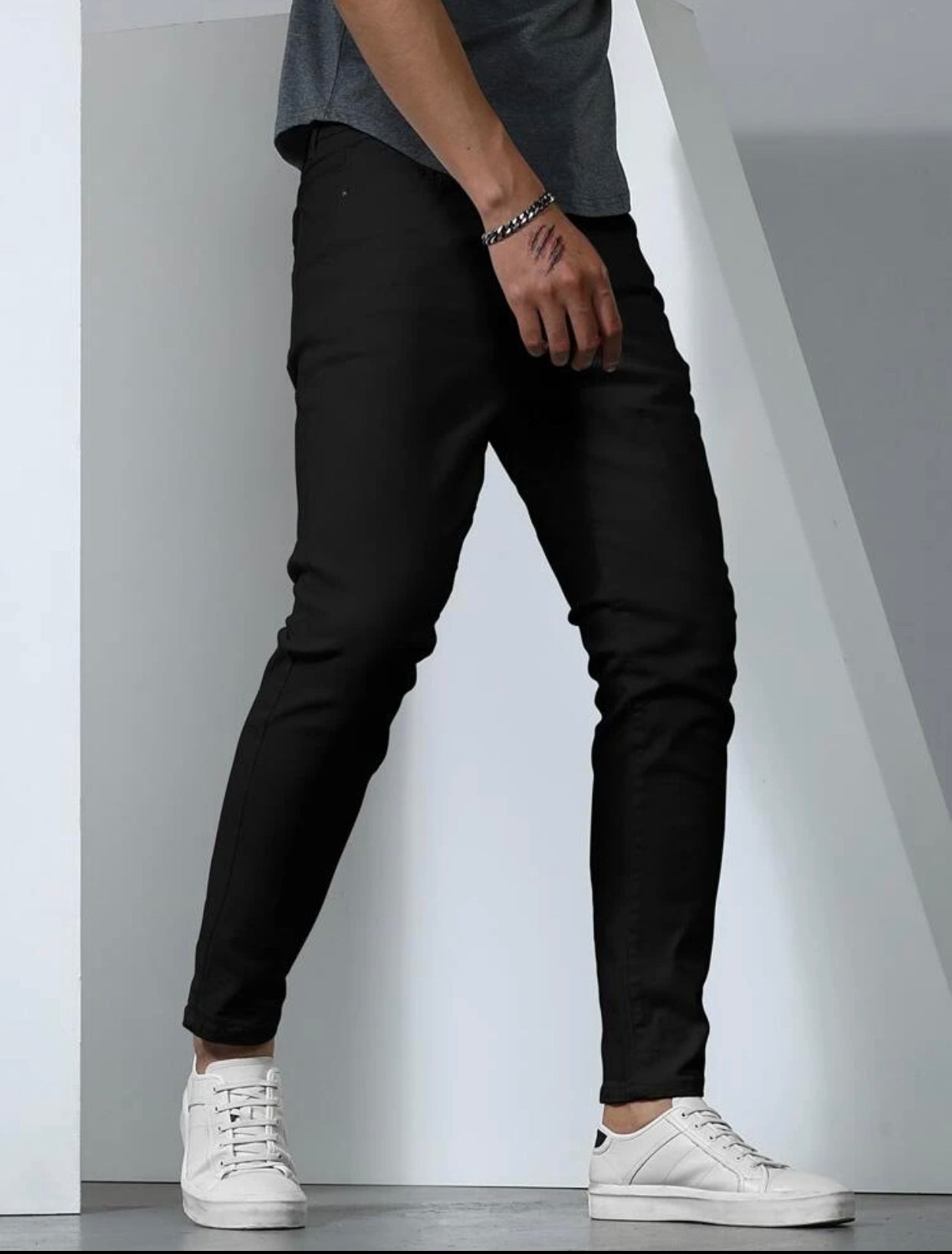 Men’s solid tapered jeans