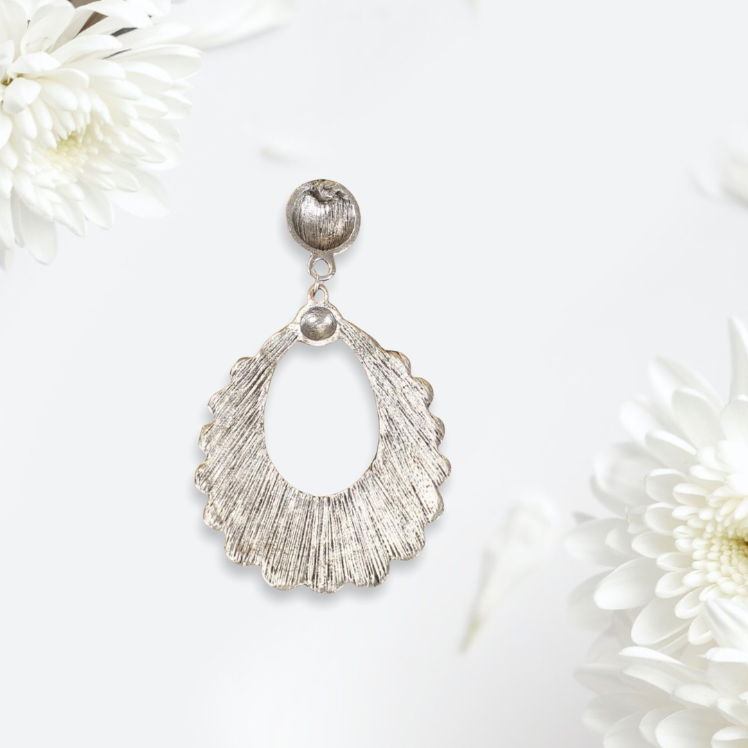 Stone decor scalloped water drop earrings