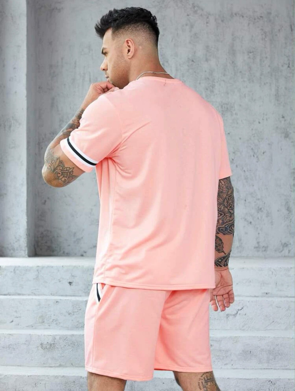 Men’s contrast tape tee with drawstring waist shorts