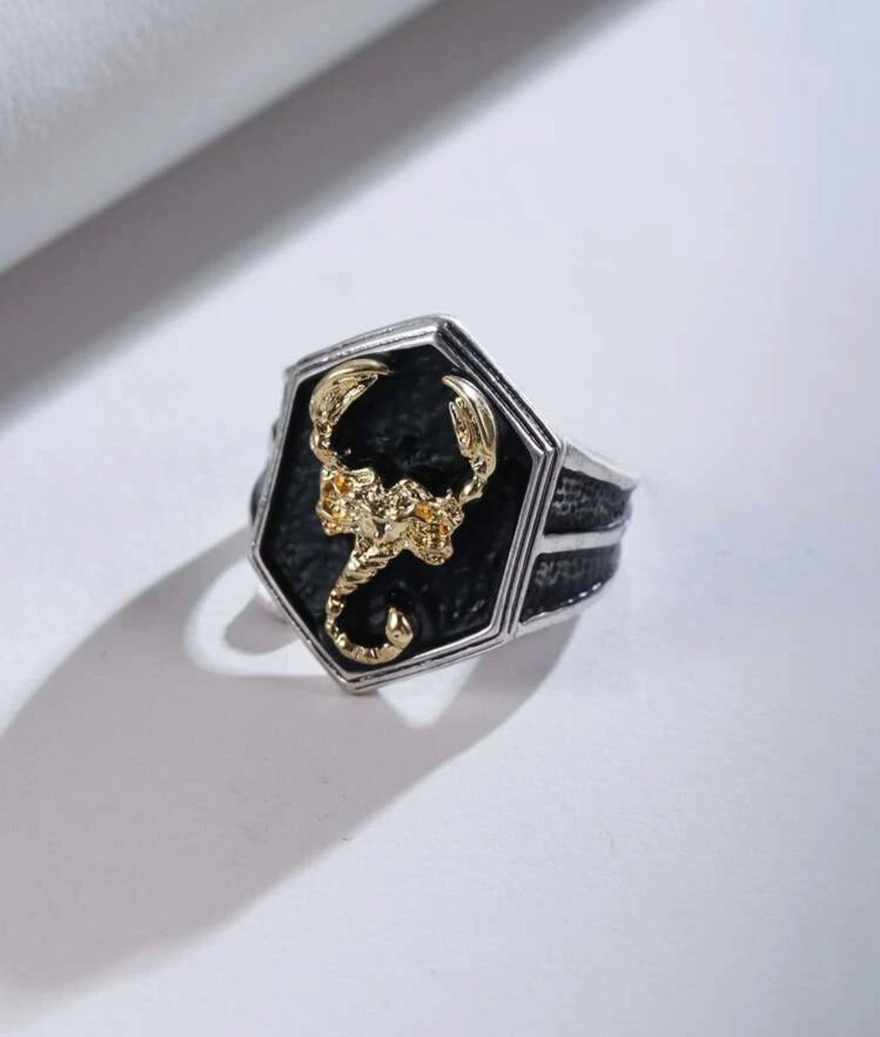 Men’s scorpion design statement ring. Size 9.