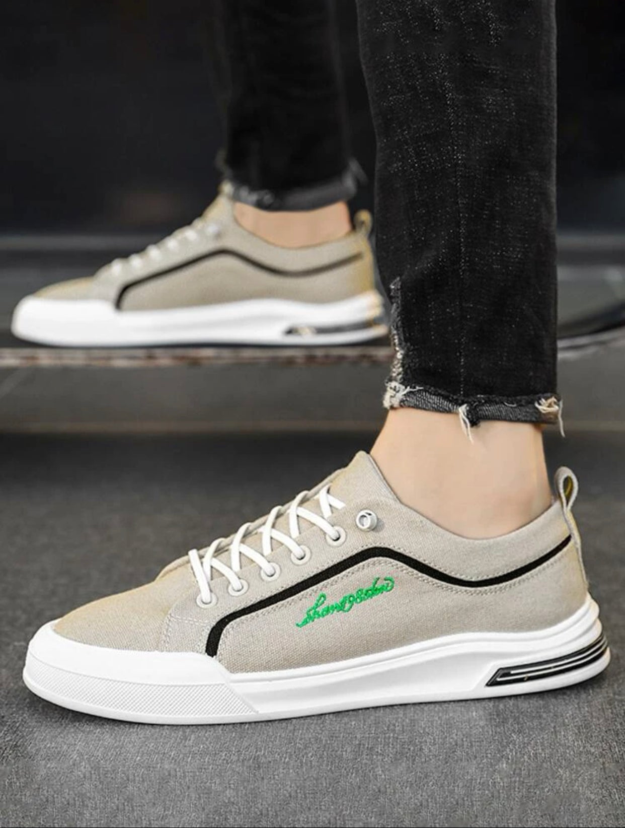 Men’s letter embroidered detail lace-up front canvas shoes