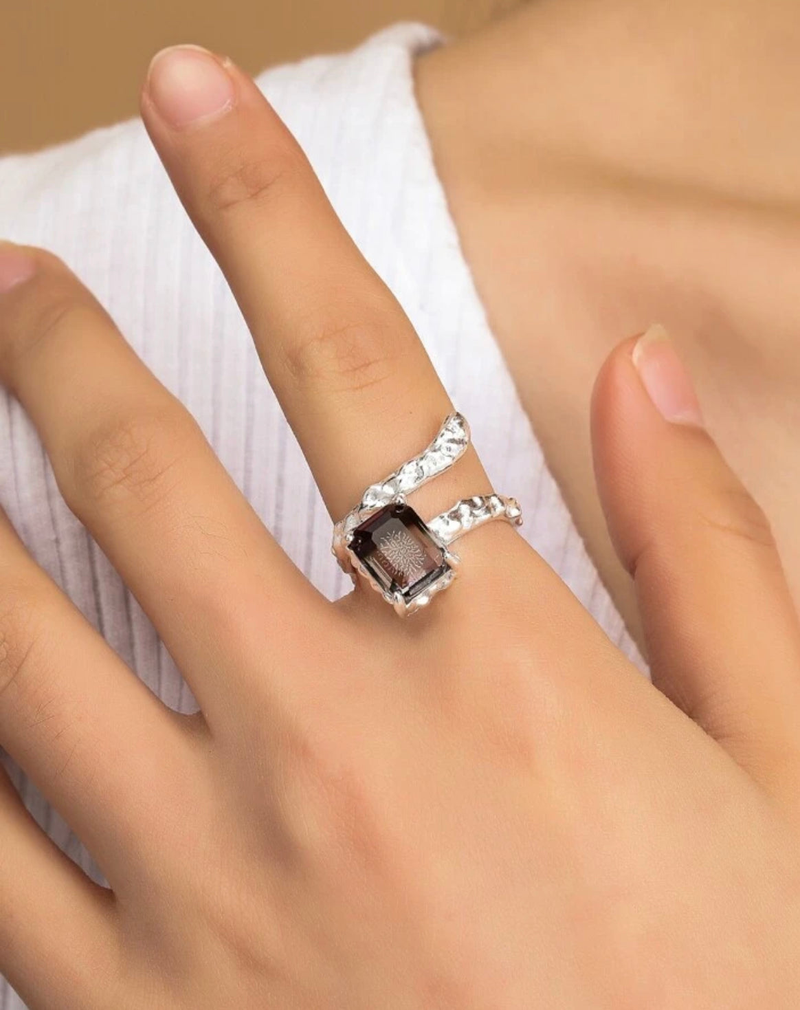 Stunning zircon decor ring. Size 8.