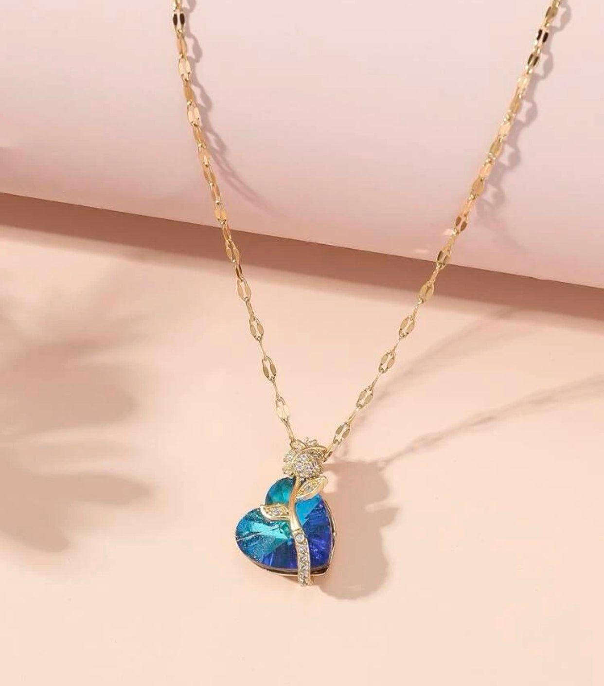 Flower detail zircon heart pendant necklace