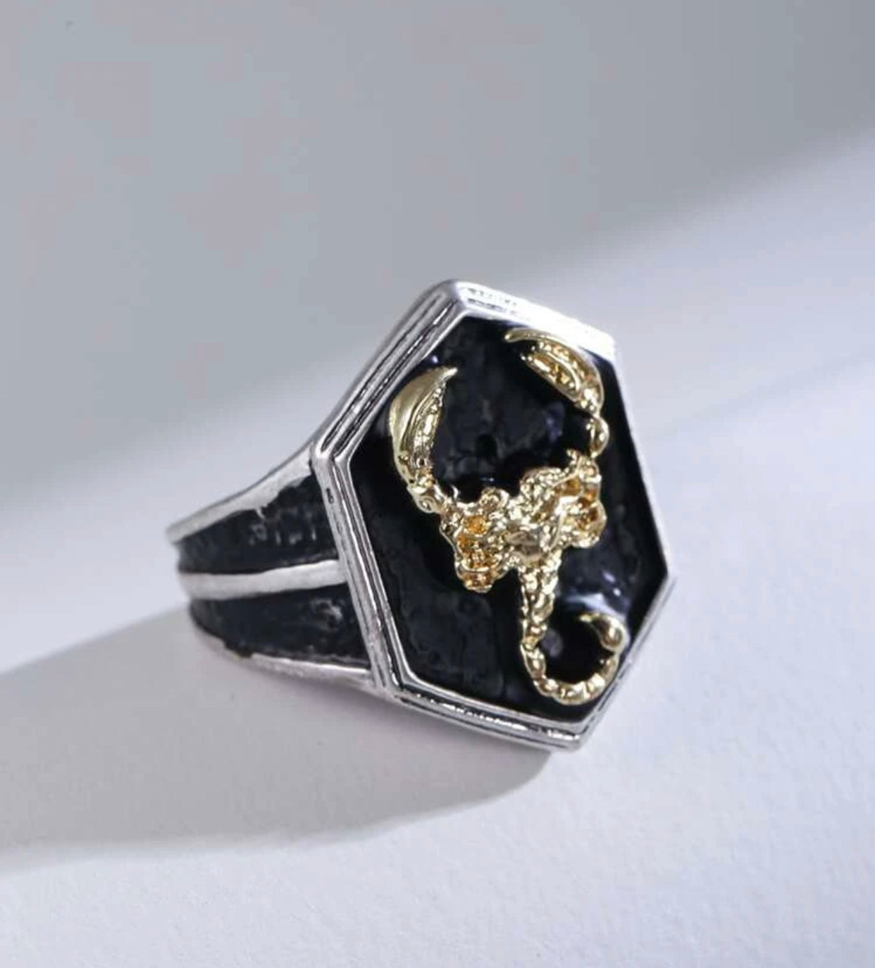 Men’s scorpion design statement ring. Size 9.