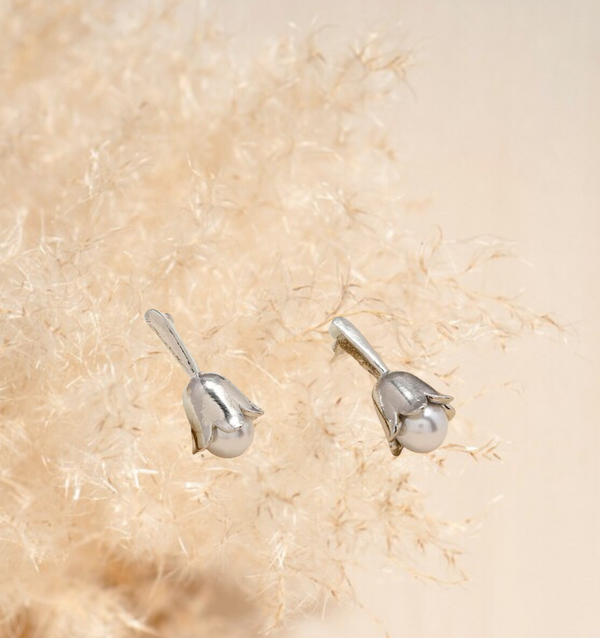Faux pearl decor flower stud earrings