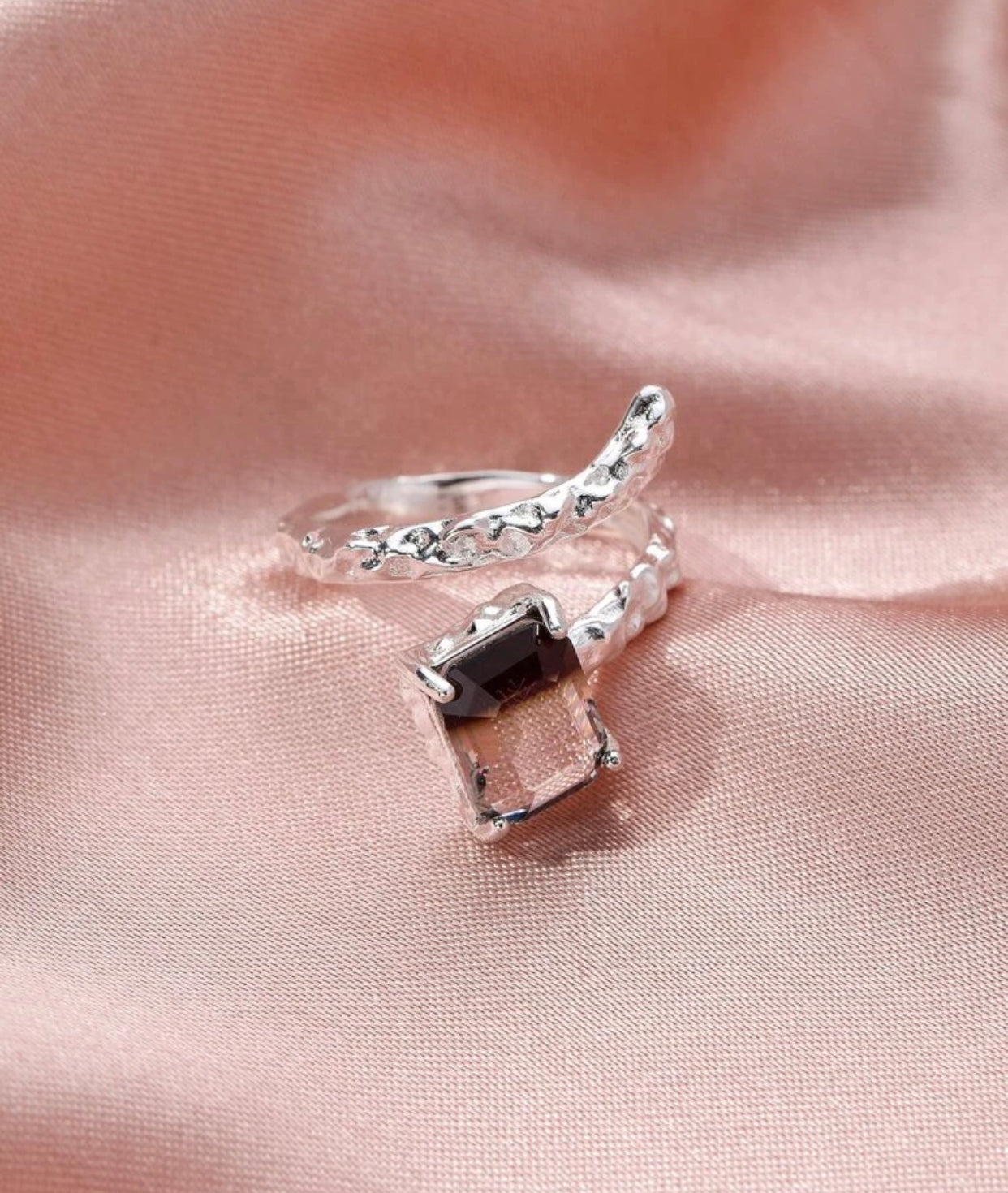 Stunning zircon decor ring. Size 8.