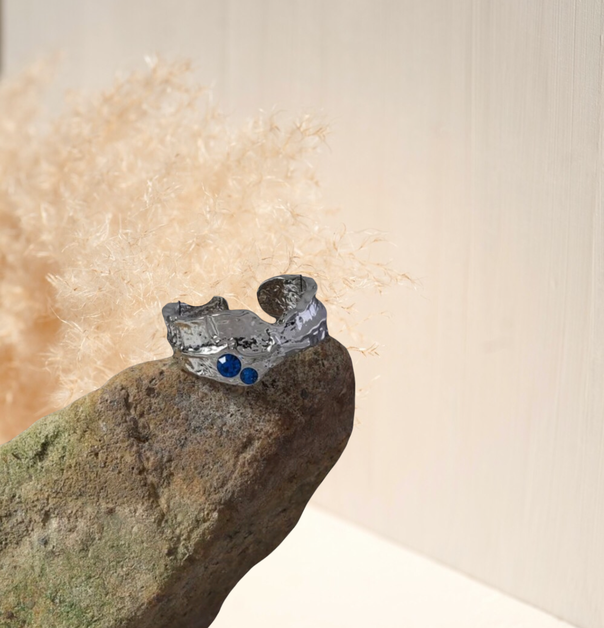 Zircon cuff ring. (Adjustable in size)
