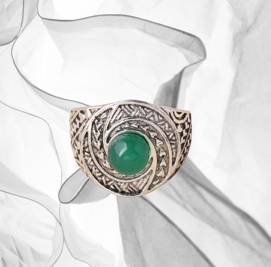 Green stone decor textured metal ring. Size 9.