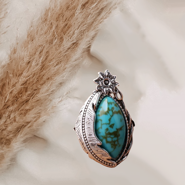 Beautiful turquoise decor ring. Size 8.