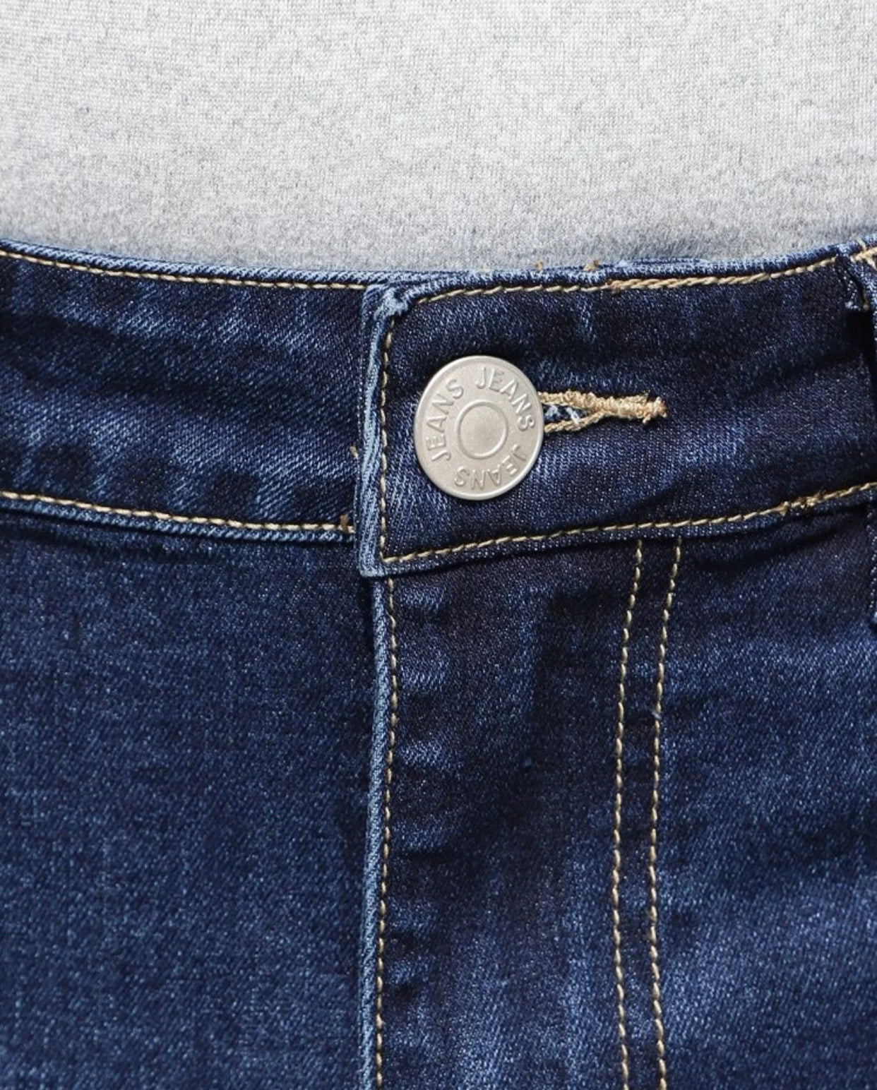 Men’s ripped frayed trim bleach wash denim shorts